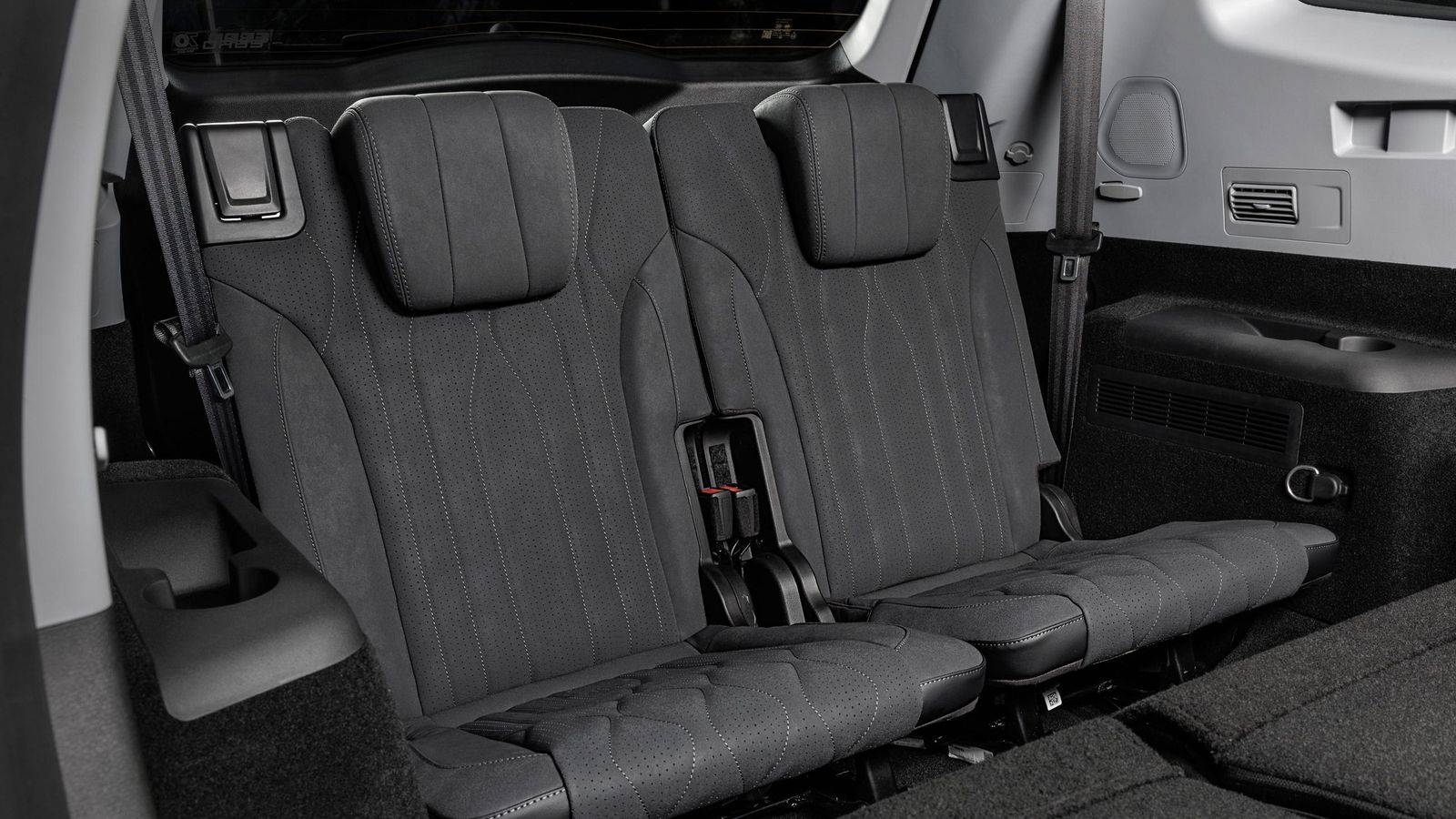 Son la tercera fila de asientos, o en su defecto si están plegadas, el mayor maletero, lo que dan sentido a s800 respecto al s700, también recién lanzado comercialmente.