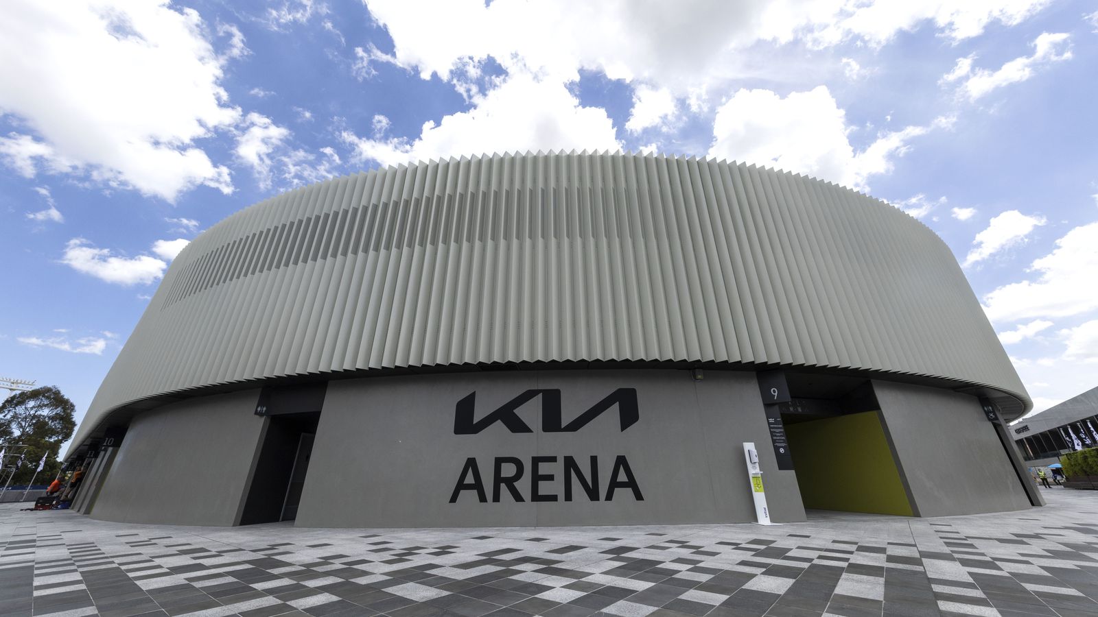 El Show Court Arena se llama ahora Kia Arena. Es uno los cuatro estadios en los que se celebra el AO22 -los otros, Rod Laver Arena, John Cain Arena y Margaret Court Arena- y el tercero por capacidad de espectadores.