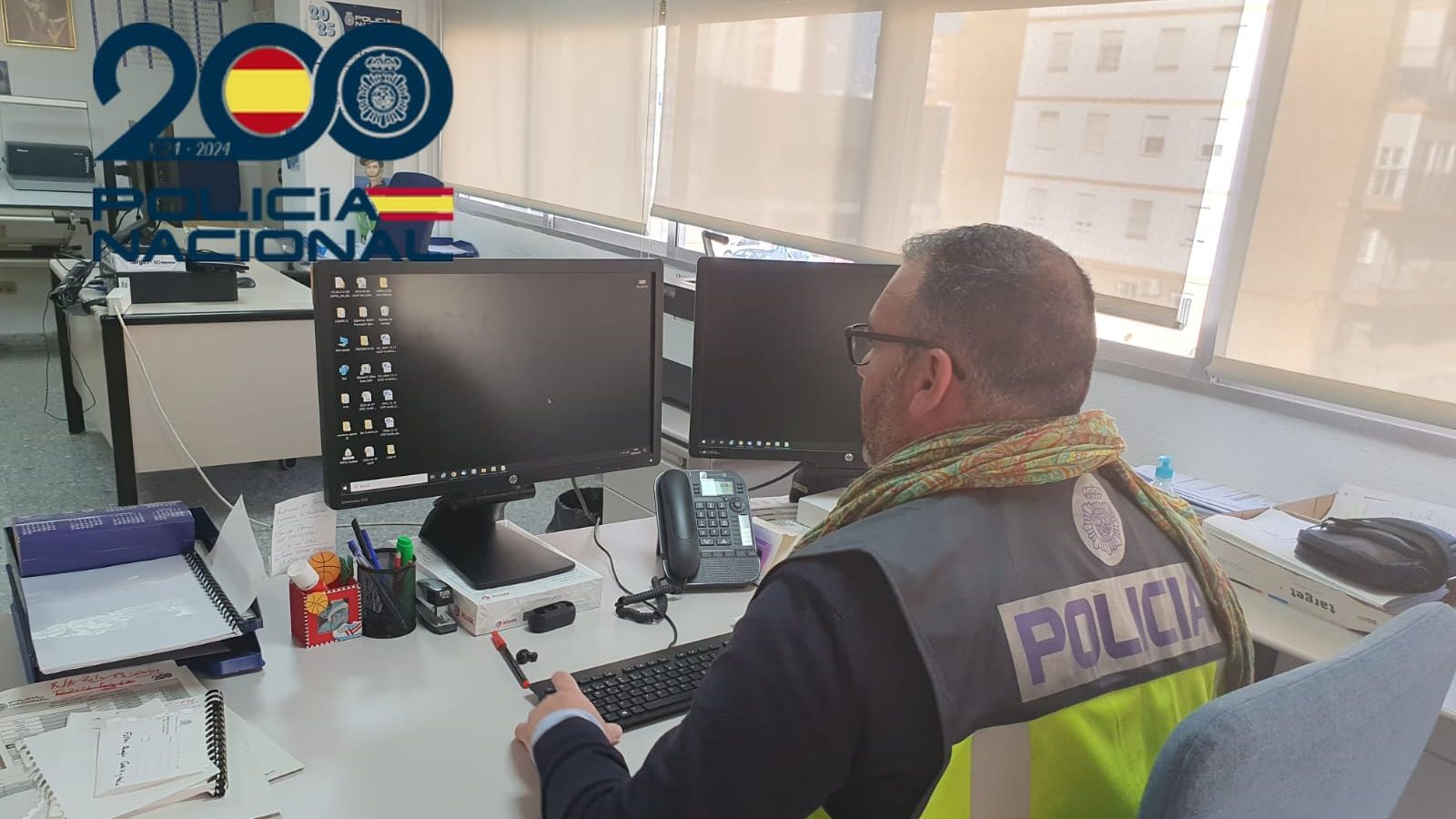 Un policía nacional trabaja en una comisaría de Sevilla.