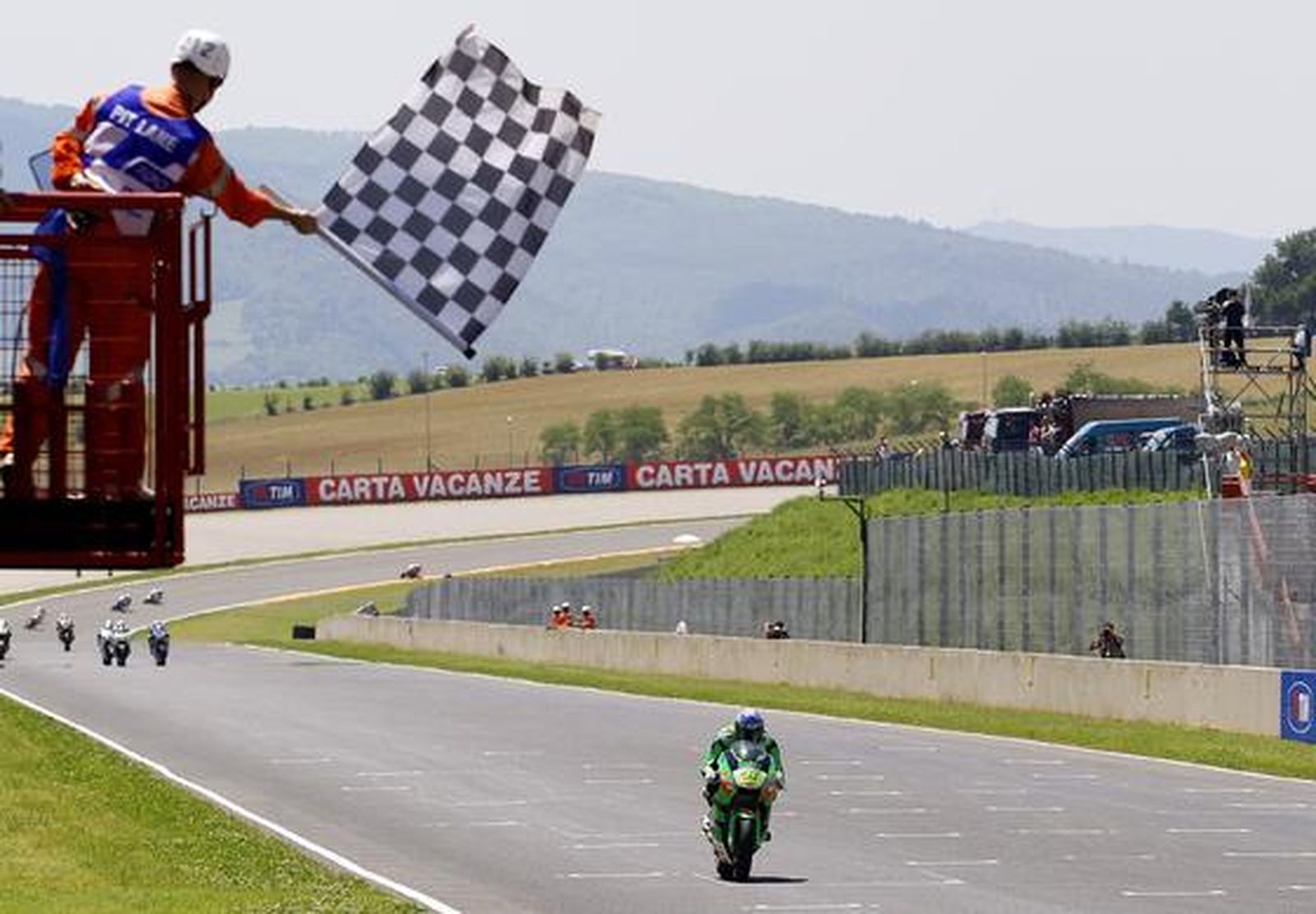 Llegada a meta de Iannone, campeón de Moto2.

Foto: Reuters