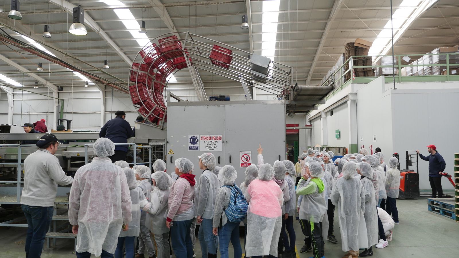 Algunos de los alumnos durante una de las visitas organizadas por Caja Rural.