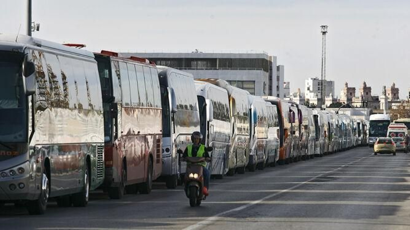 Una hilera de autobuses aparcados en la avenida de Astilleros de Cádiz.