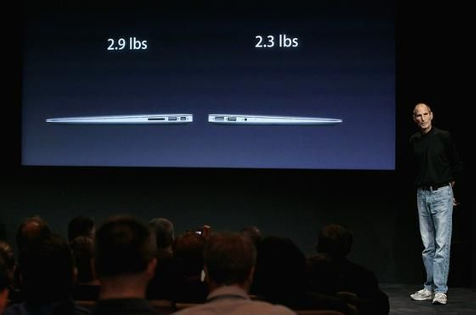 Steve Jobs muestra el grosor de los dos modelos. / AFP