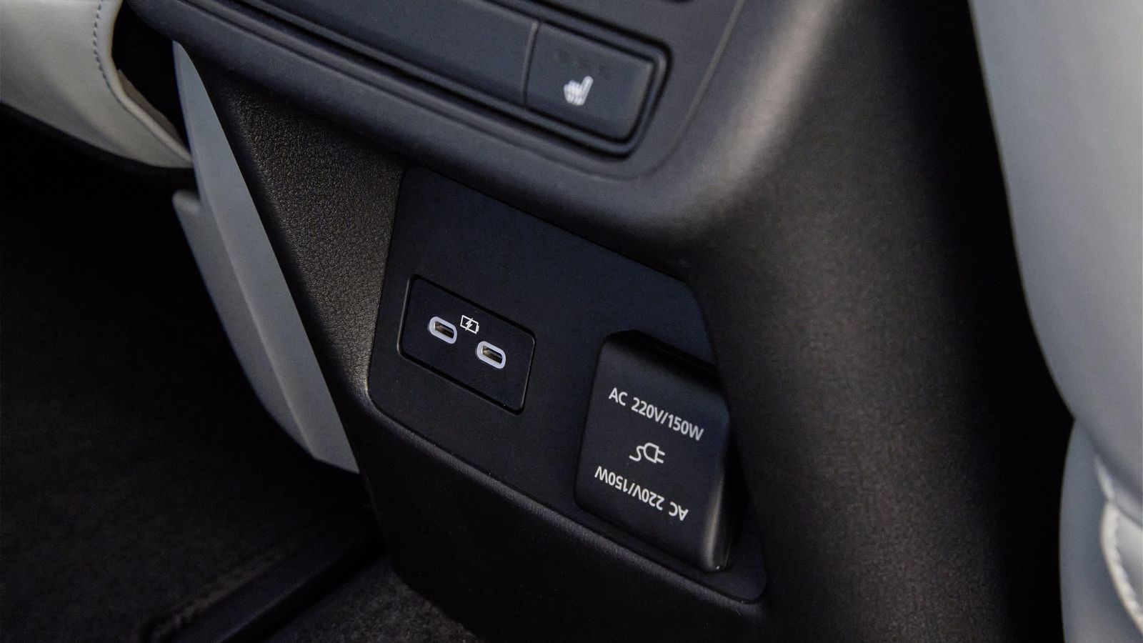 En las plazas traseras del PHEV se puede disponer de un enchufe de 220 voltios particularmente potente: 1,5 kW.