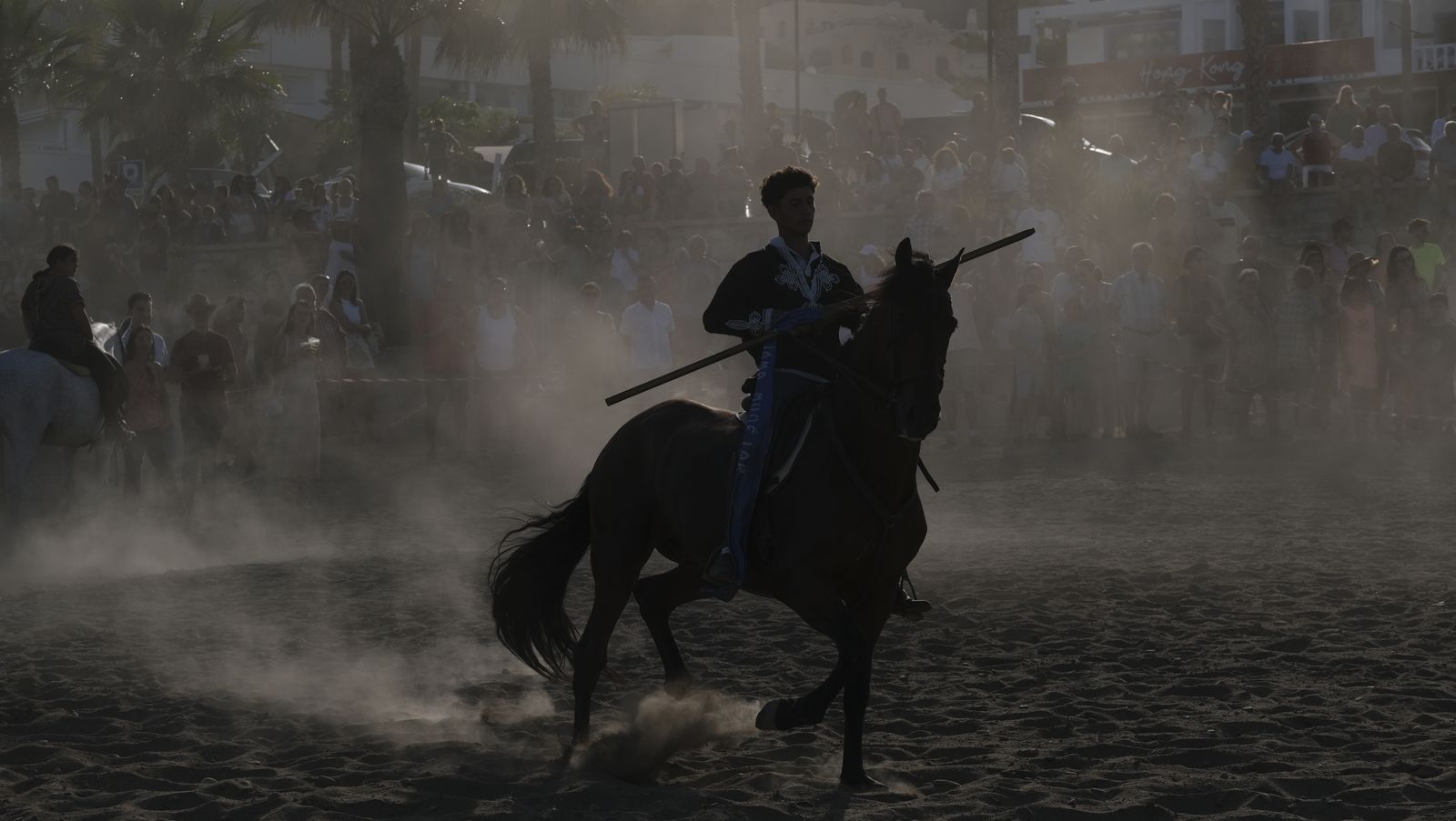 Imágenes de la carrera de cintas a caballo en las Fiestas de Moros y Cristianos de Mojácar