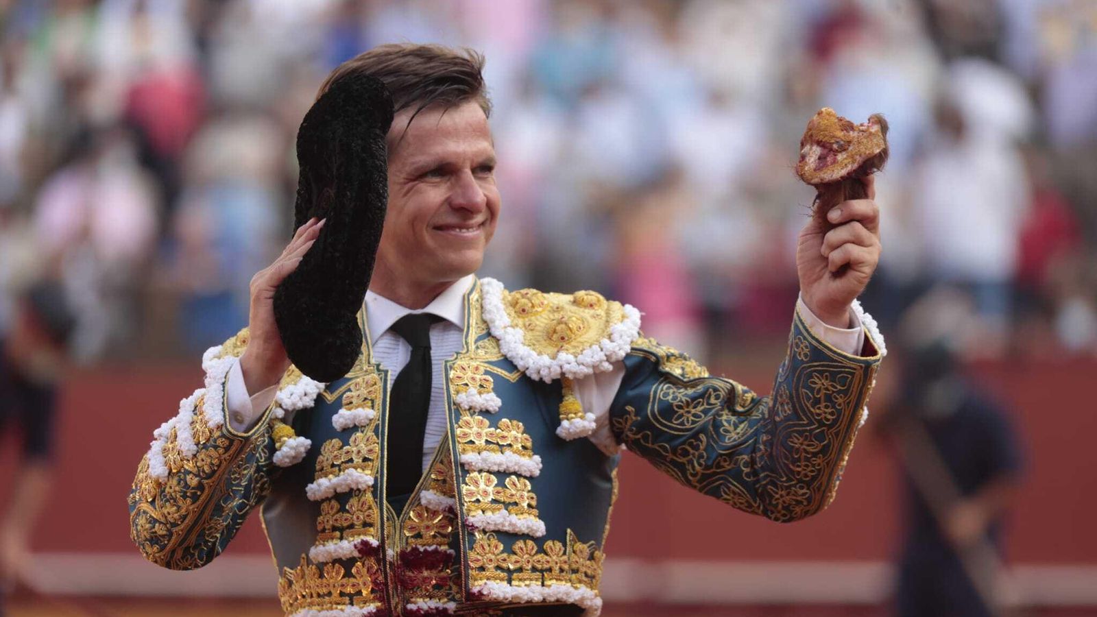 El Juli, con su trofeo del primer toro.