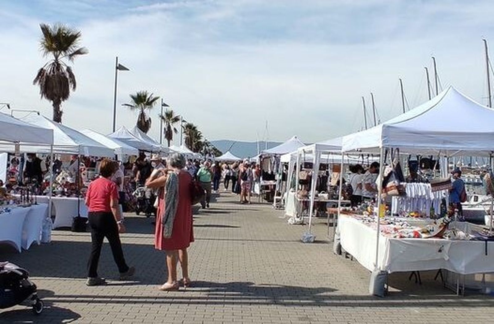 El mercadillo artesano de Alcaidesa Marina.