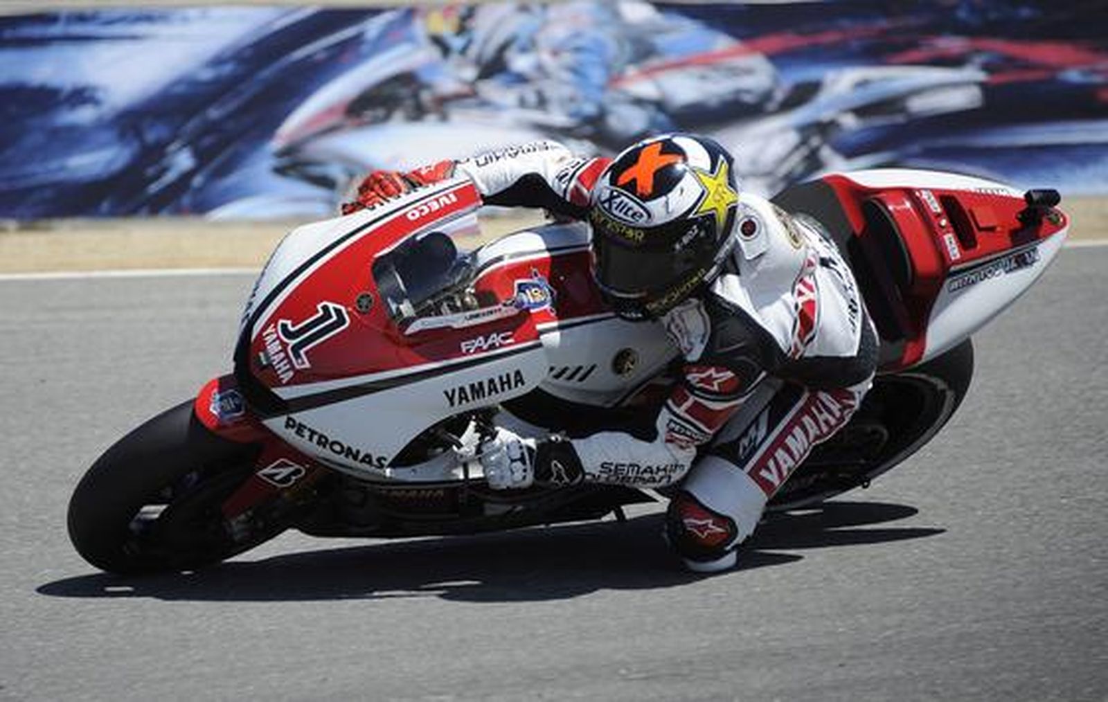 Stoner doblega a Lorenzo y aumenta su ventaja en el mundial

Foto: EFE