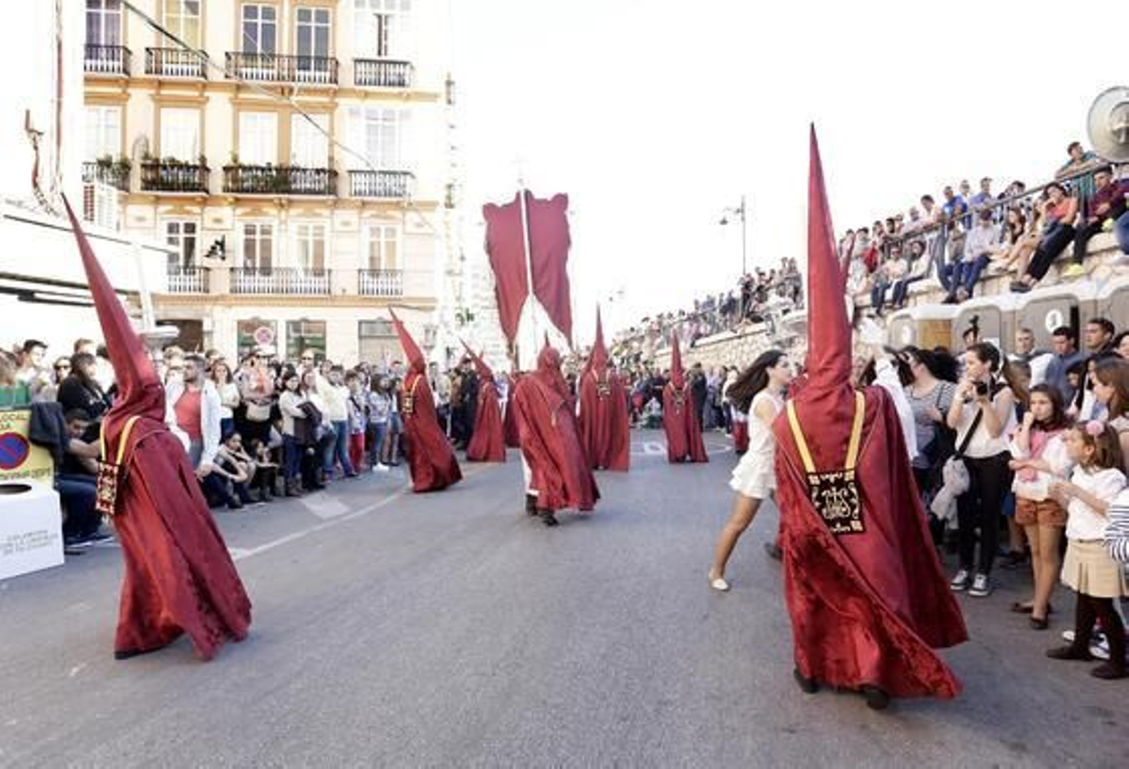 Nazarenos del Prendimiento a su paso por la Tribuna de los Pobres.

Foto: Marilu Báez / L. M. Gómez Pozo
