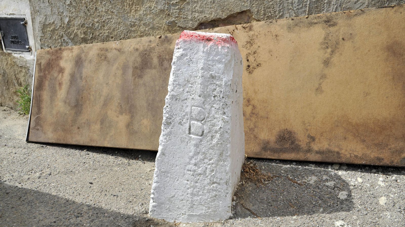 Un hito en la Avenida del Pinar, que señala el deslinde