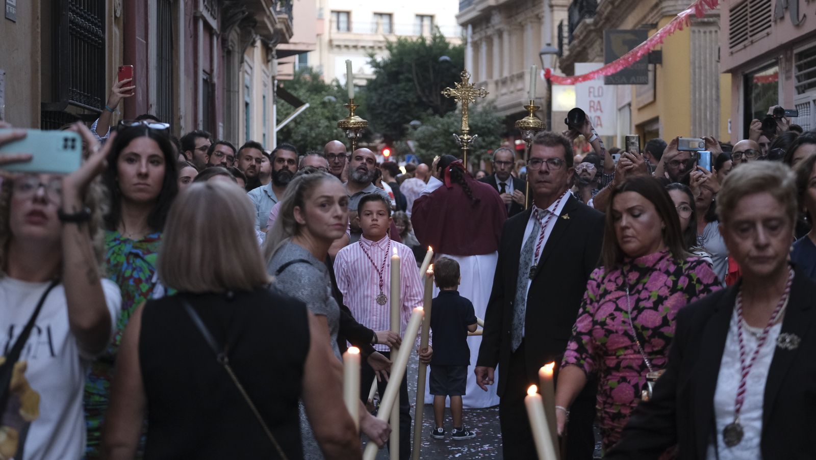 Imágenes de La Magna por las calles de Almería