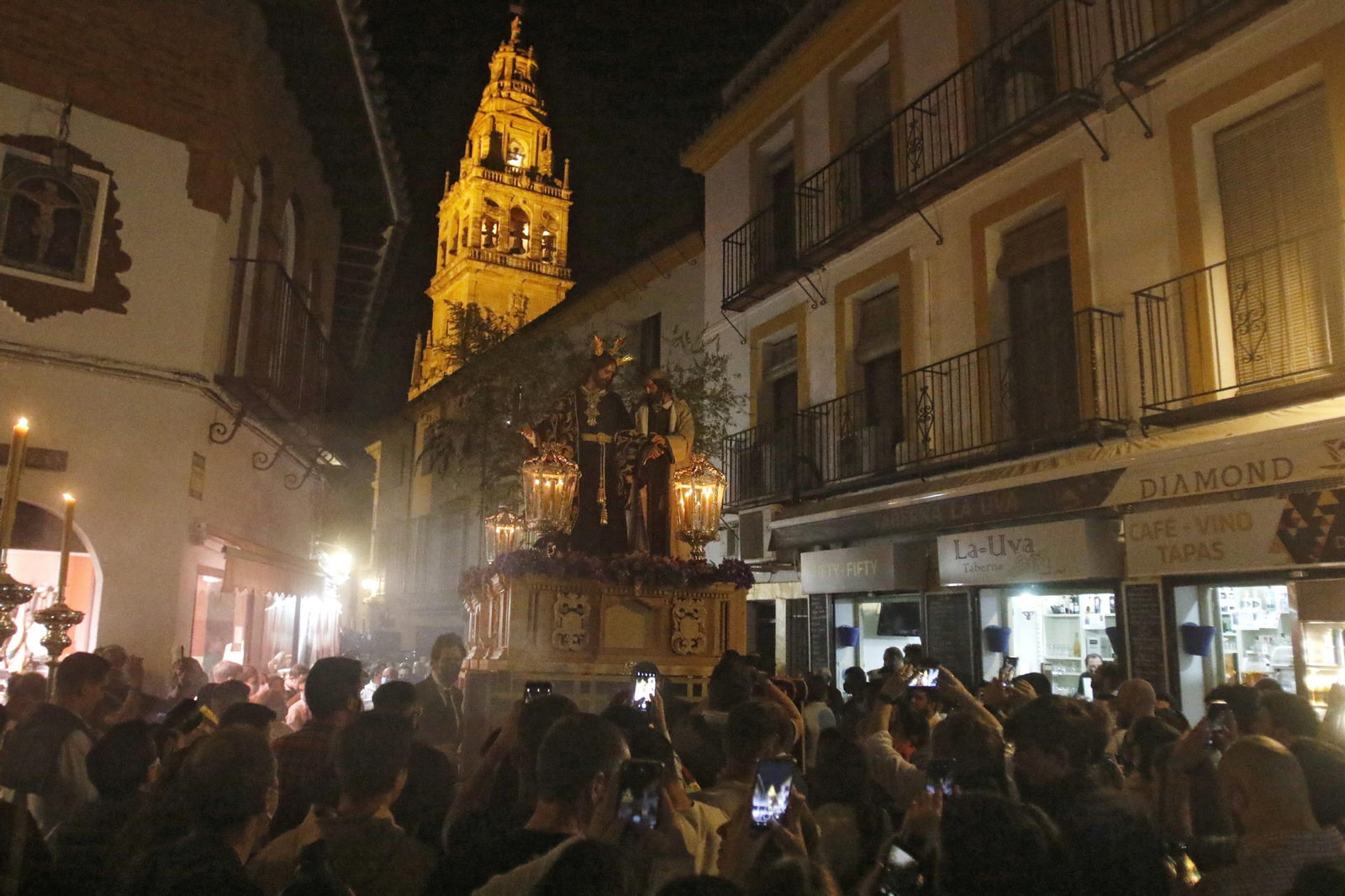 La salida extraordinaria del Señor de la Salud de Córdoba, en imágenes