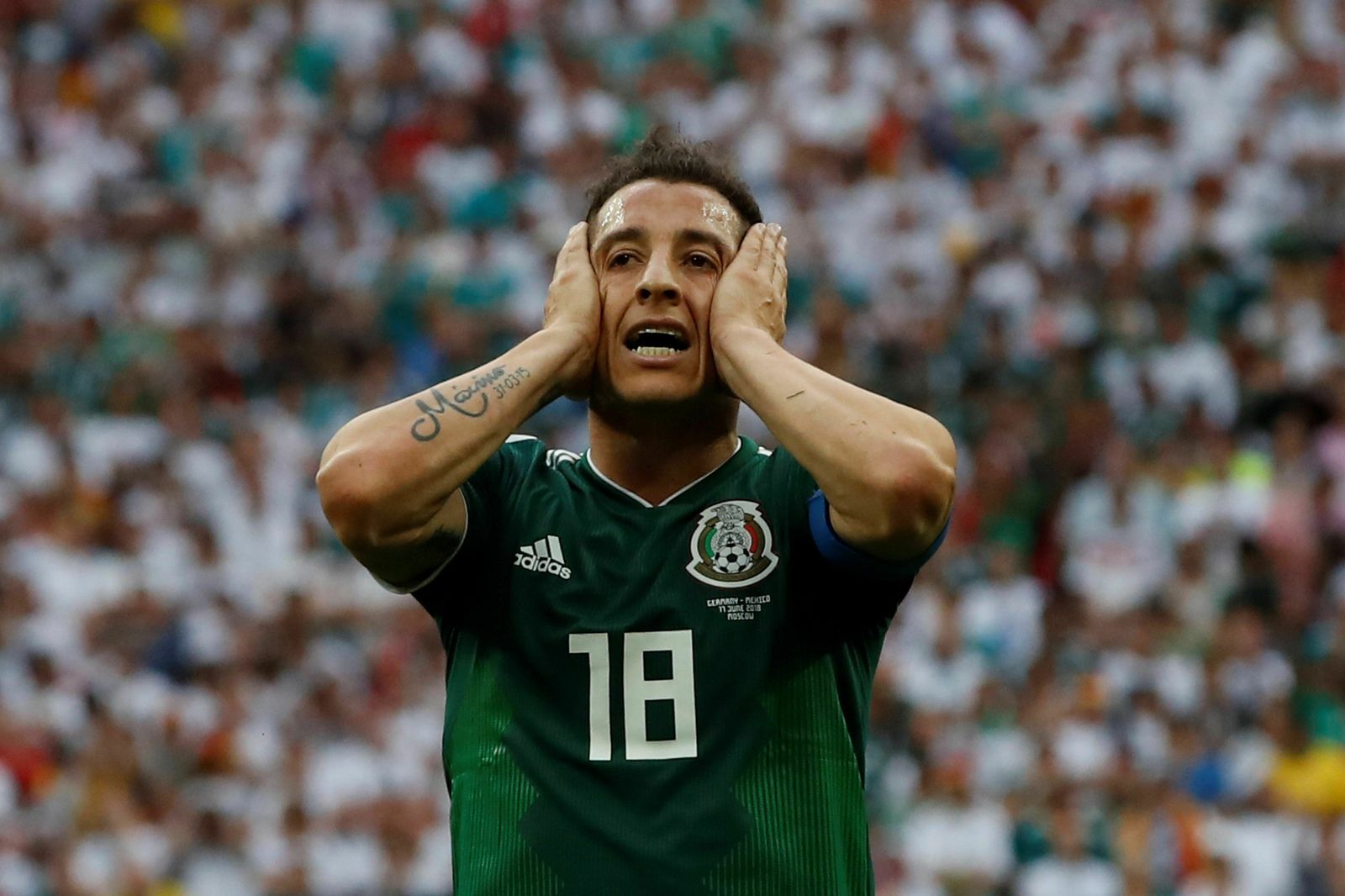 Andrés Guardado, en un partido con México.