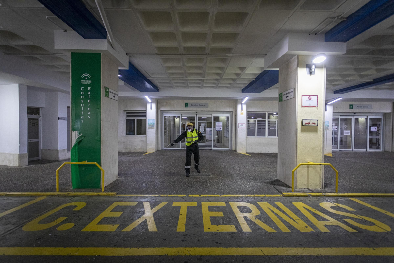 La UME desinfecta el hospital Puerta del Mar