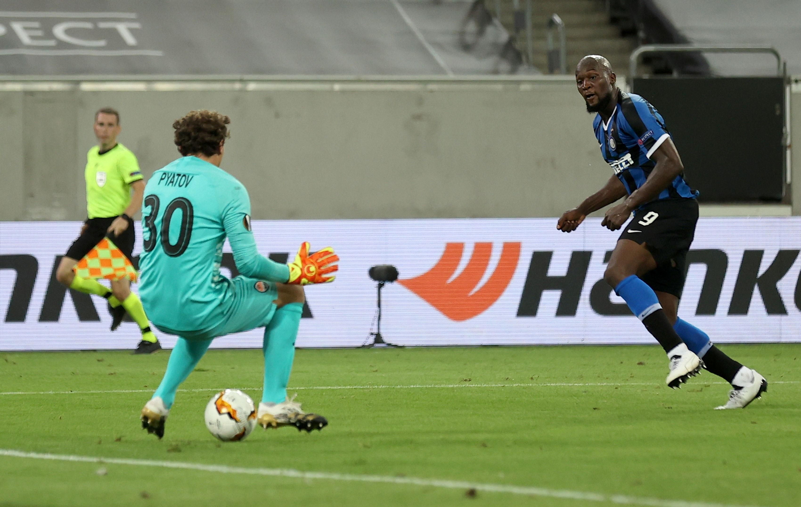 Lukaku bate a Pyatov para hacer el quinto gol del Inter al Shakhtar.