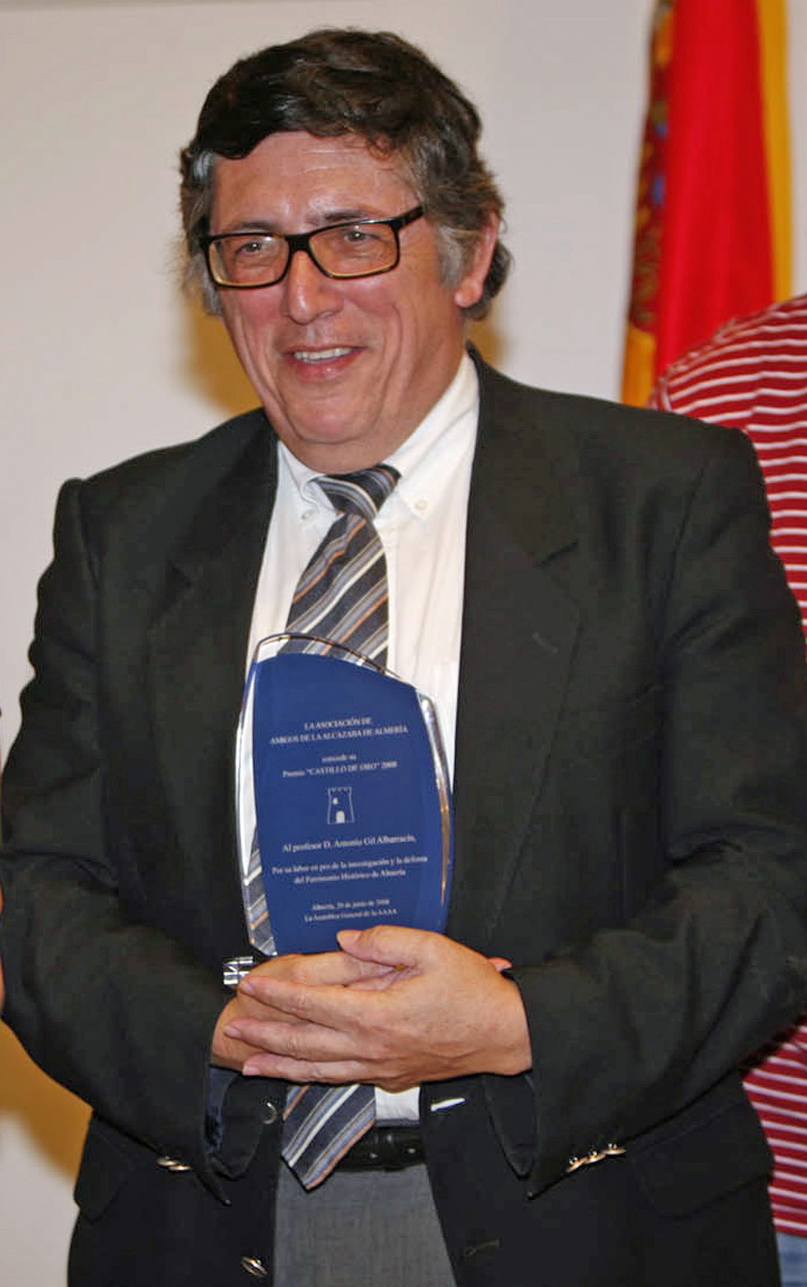 Gil Albarracín, durante la recogida de un premio.