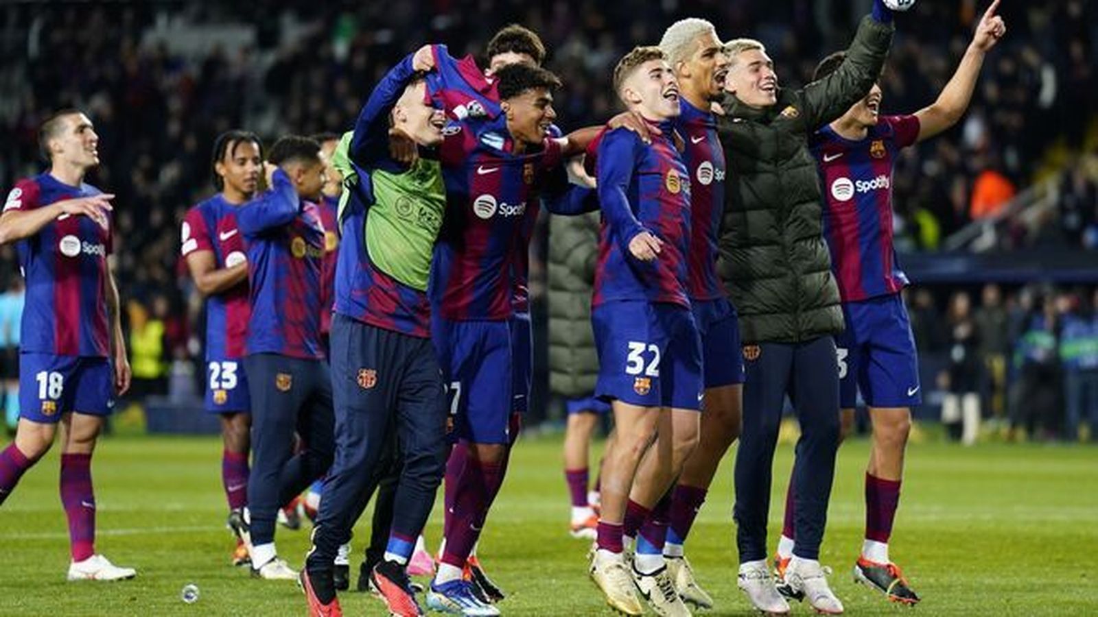 Los futbolistas del Barcelona celebran la clasificación con sus aficionados.