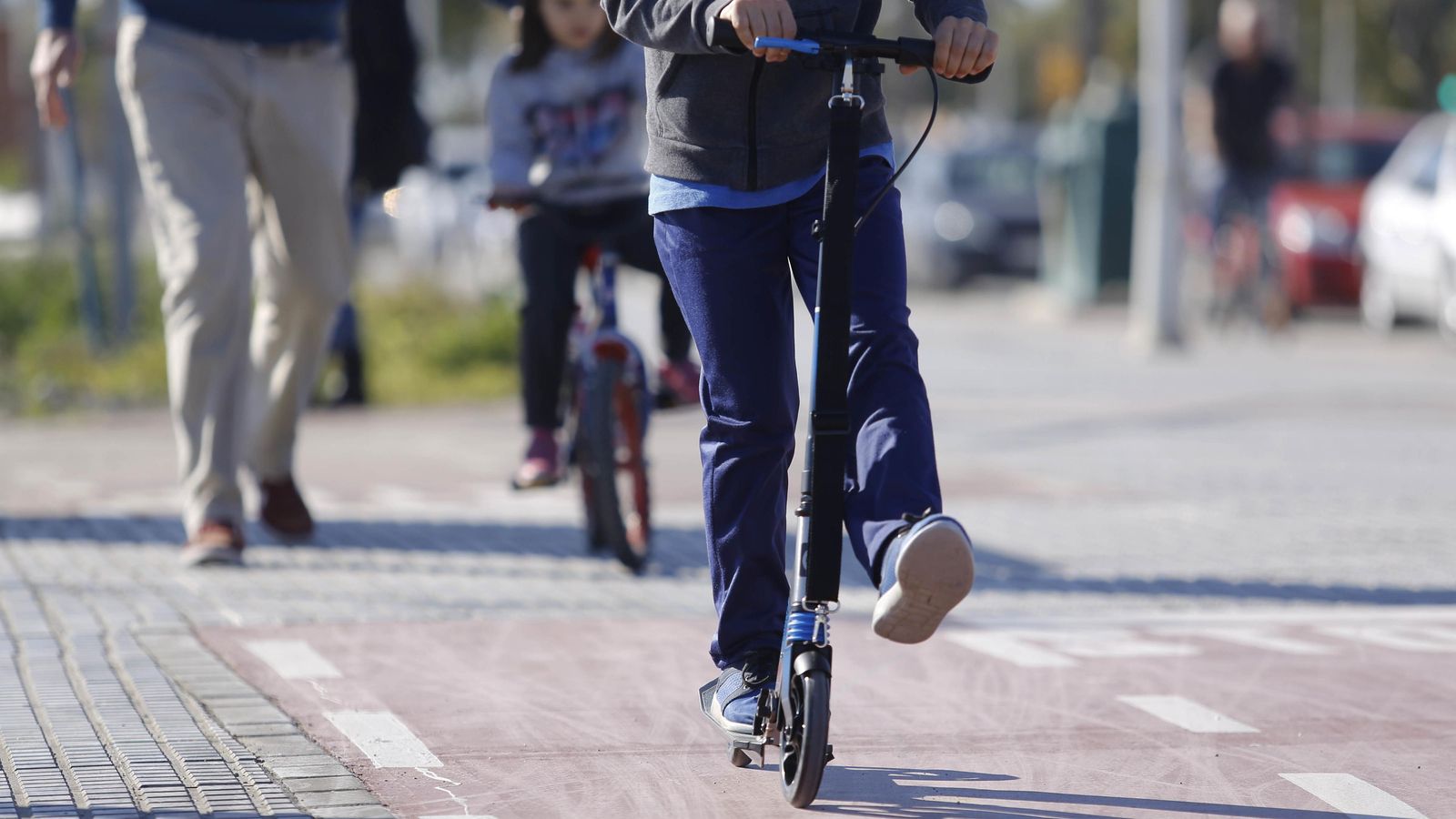 Niños estrenando patinetes y bicicletas en la Málaga.