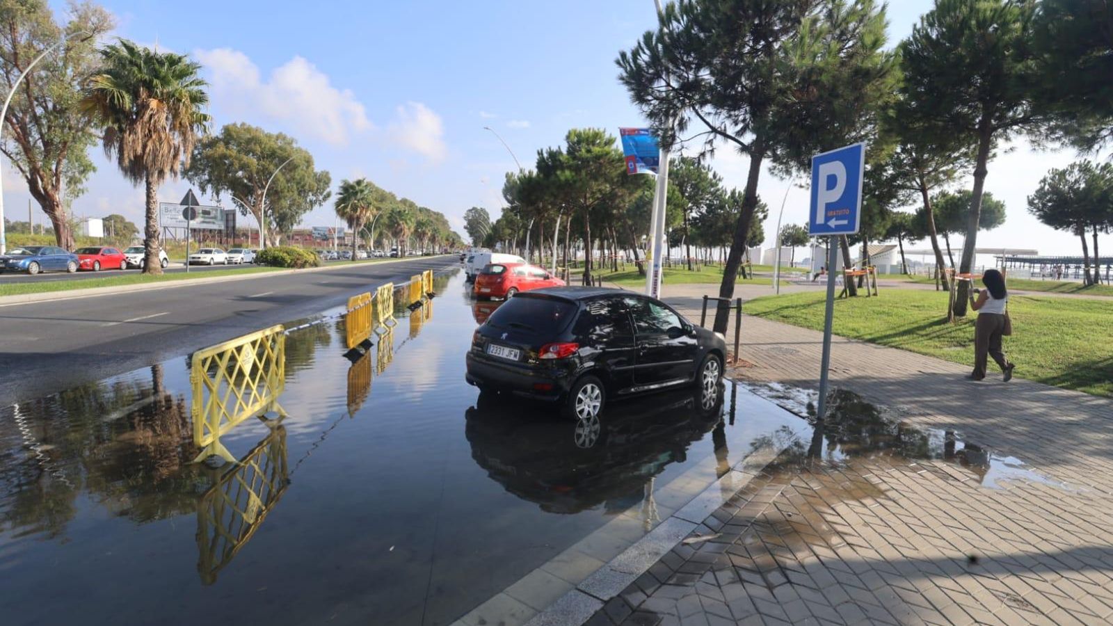 Coches aparcados frente al paseo marítimo en Huelva. Coches aparcados frente al paseo marítimo en Huelva.