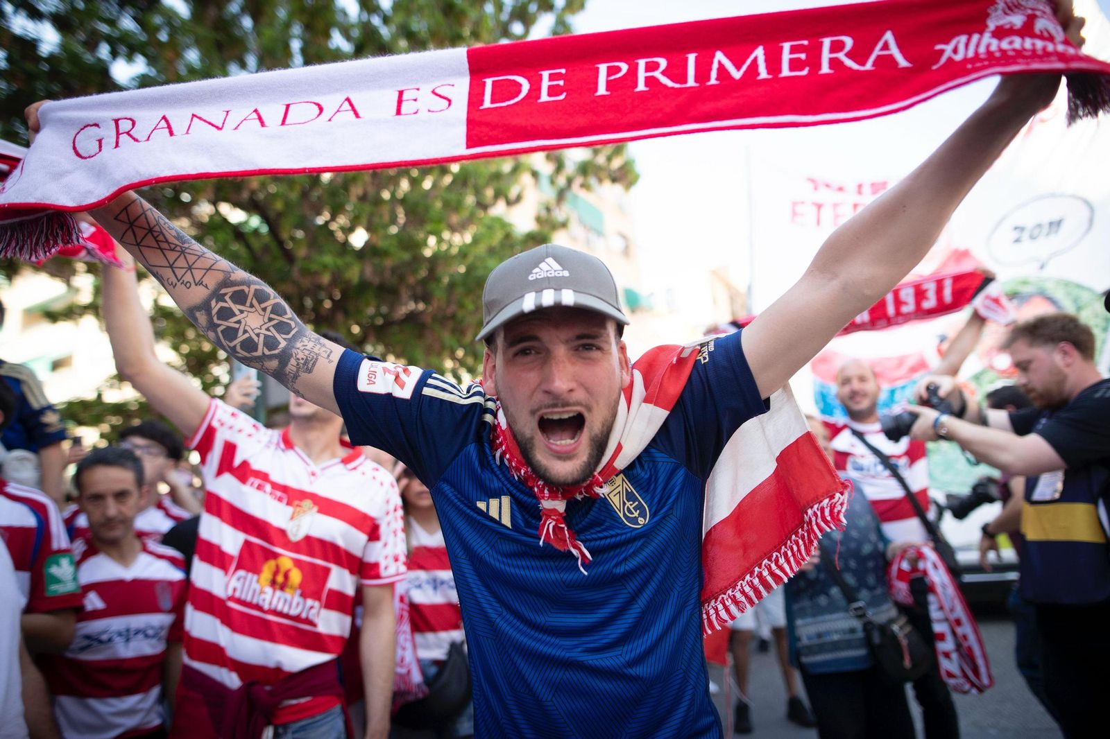 Encuéntrate en la grada de Los Cármenes en el partido del Granada CF-Elche