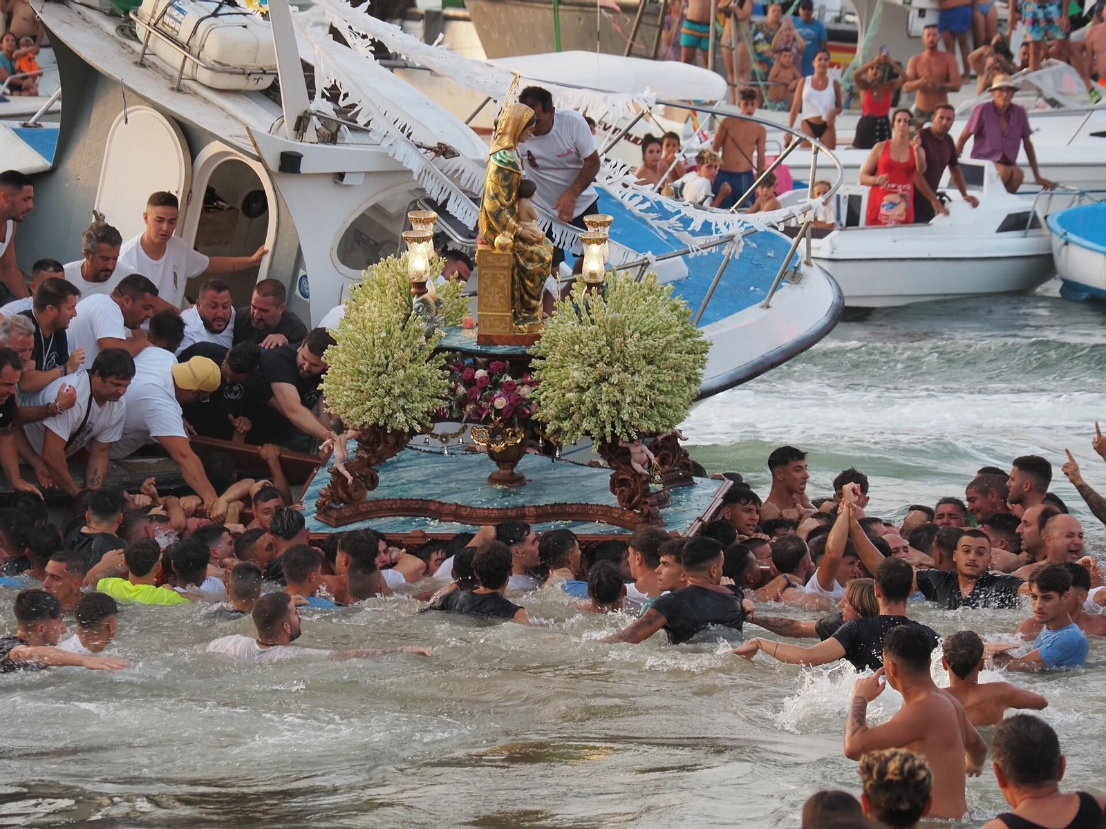 Las mejores imágenes de la procesión de la Virgen del Mar de Isla Cristina.