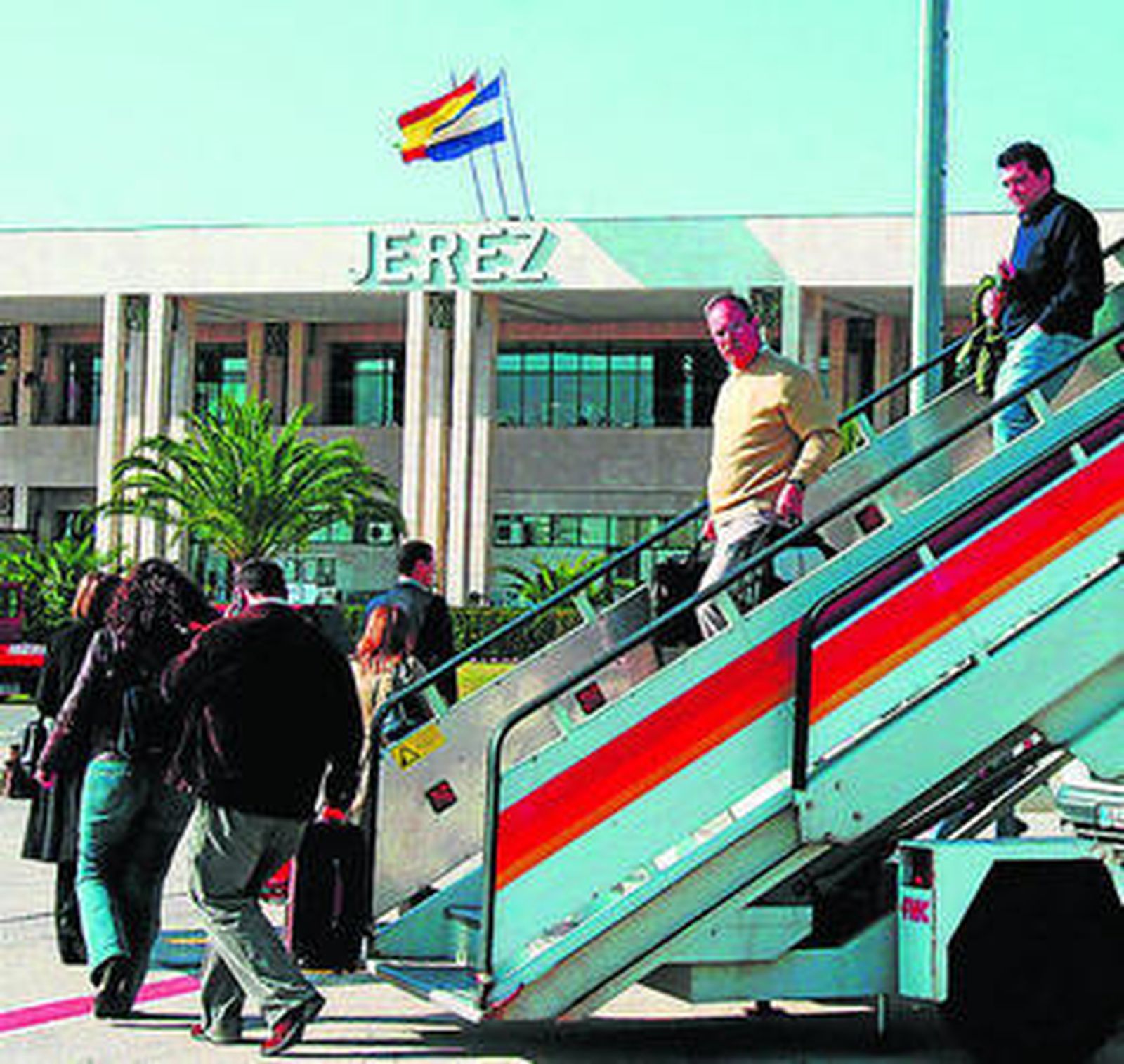 Imagen de un grupo de pasajeros al llegar al aeropuerto de Jerez.