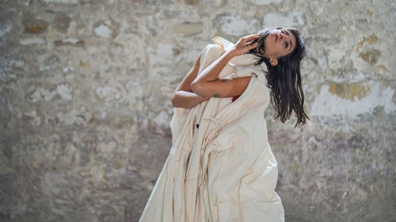 La bailarina y coreógrafa Celia Espadas estrena 'La soledad sonora' este sábado en el Hospital de Santiago de Úbeda.