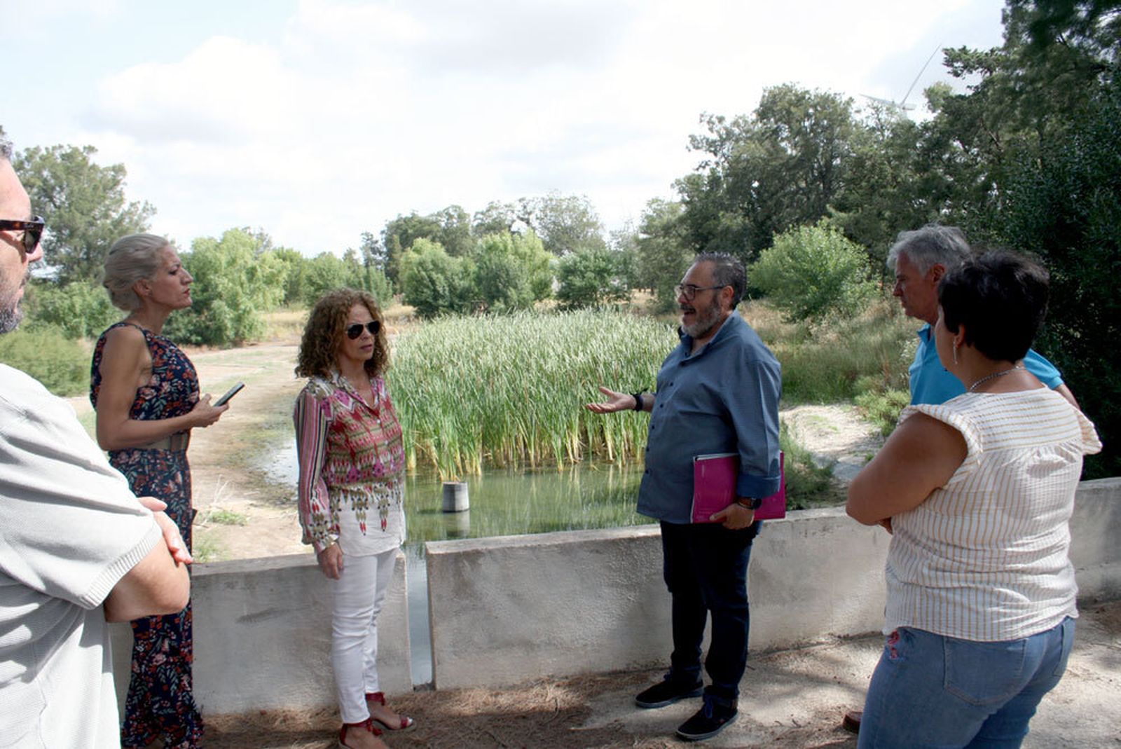 Pedro Olmedo junto a representantes municipales y de la Mancomunidad en una visita a Malas Noches