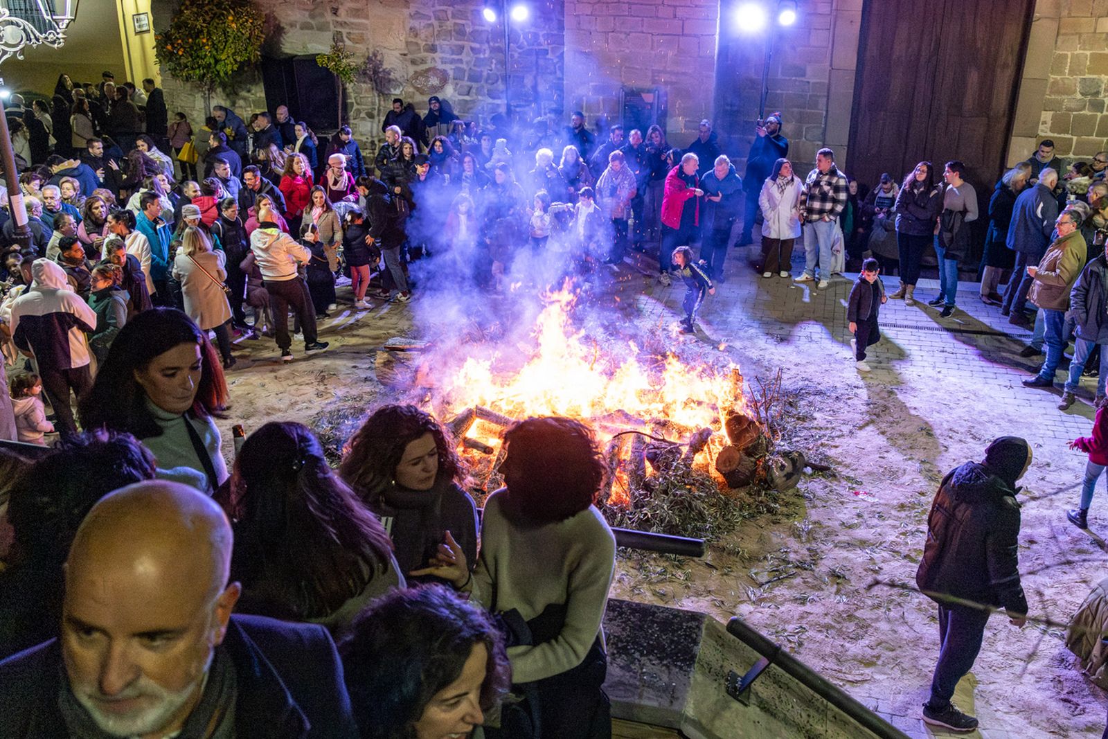 Encendido en Jaén de la lumbre oficial de San Antón 2026 y bendición de los animales