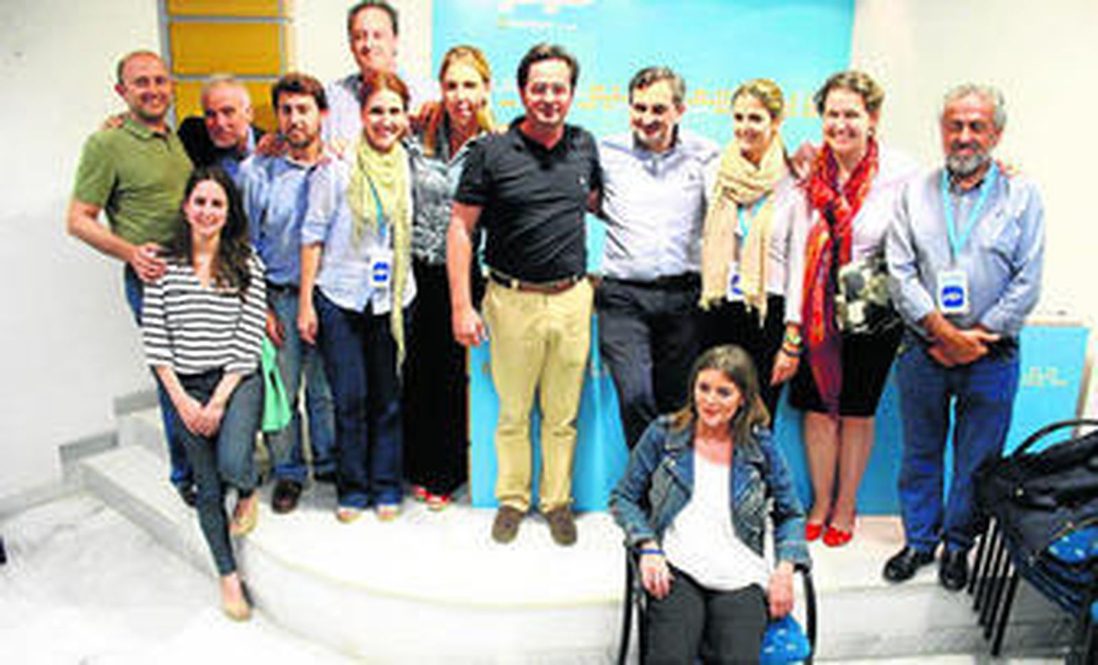 Fiesta del PP en la sede del partido anoche después de revalidad la mayoría absoluta y ganando incluso un concejal más sumando los catorce.