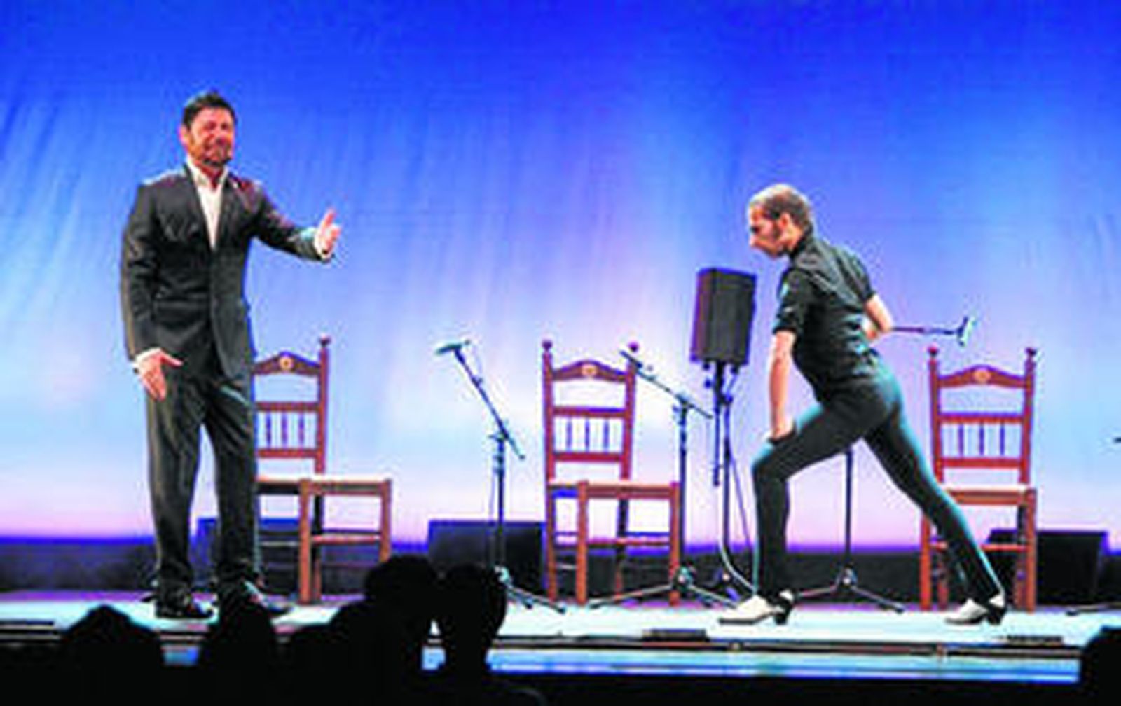 Miguel Poveda y el bailaor Israel Galván, el pasado miércoles en Bilbao durante el homenaje a la memoria del artista jerezano Terremoto.