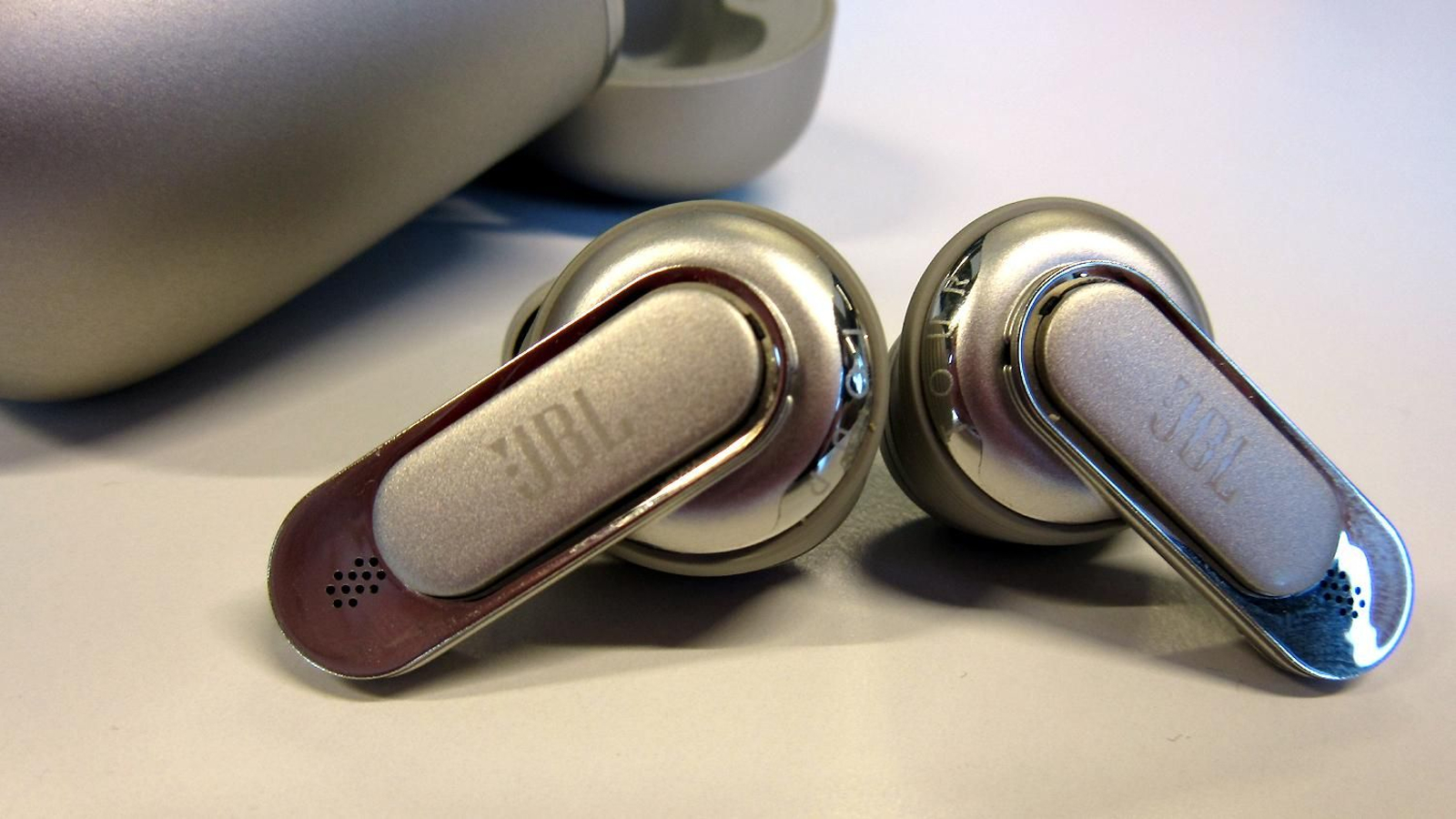 Auriculares JBL Tour Pro 2, con pantalla inteligente