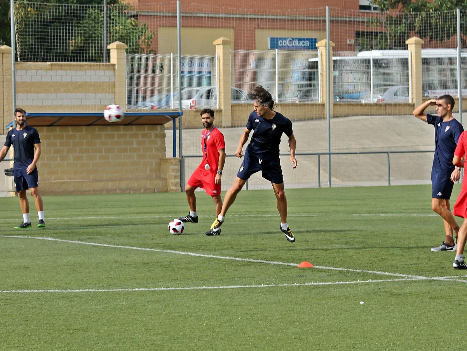 Lolo Guerrero conecta un testarazo durante un entrenamiento.