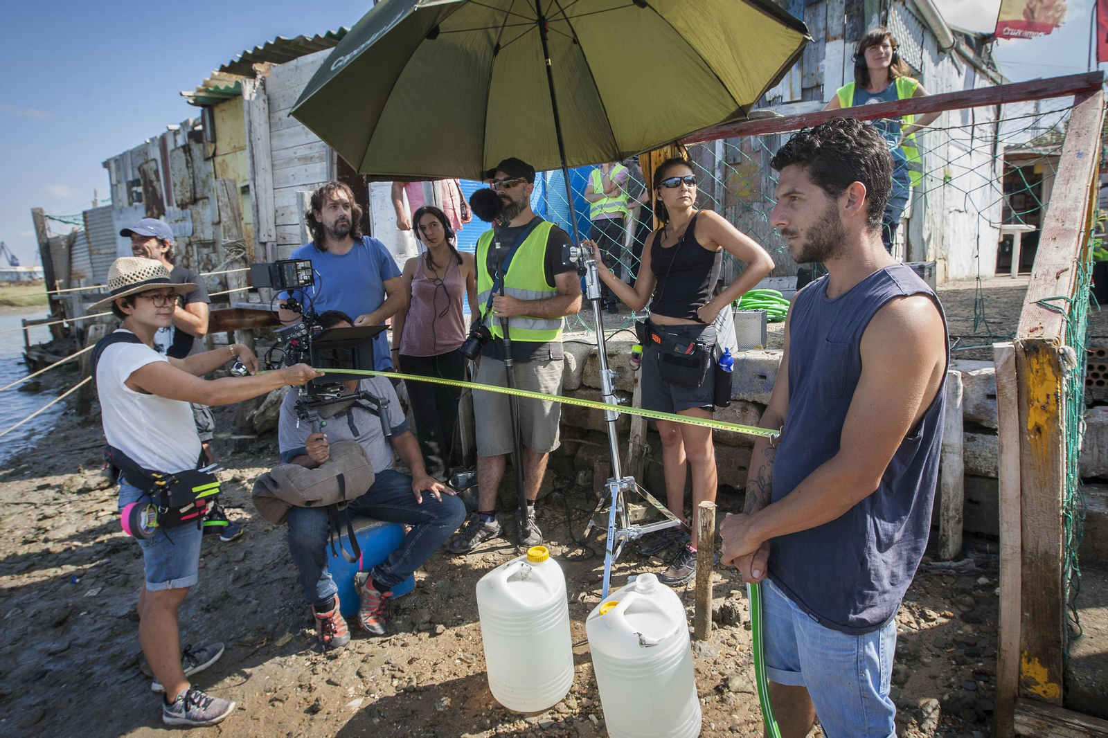 Isaki Lacuesta e Isa Campo, en el rodaje en Cádiz.