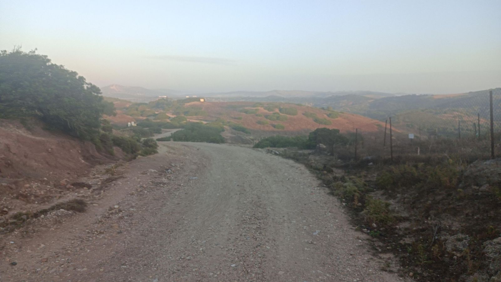 El paisaje, al principio, es ligeramente ondulado. Poco a poco irán ganando terreno los pinos.