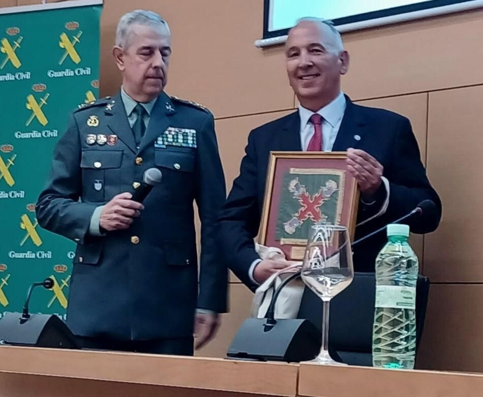 Entrega de una distinción a Jesús Núñez tras el acto.