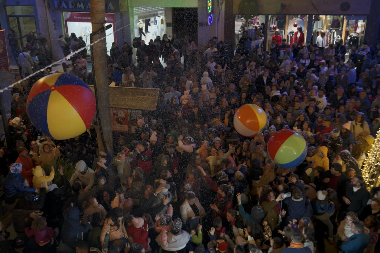 La tradicional Gran Nevada ha congregado a cientos de personas a los pies de la Plaza Puerta del Mar.
