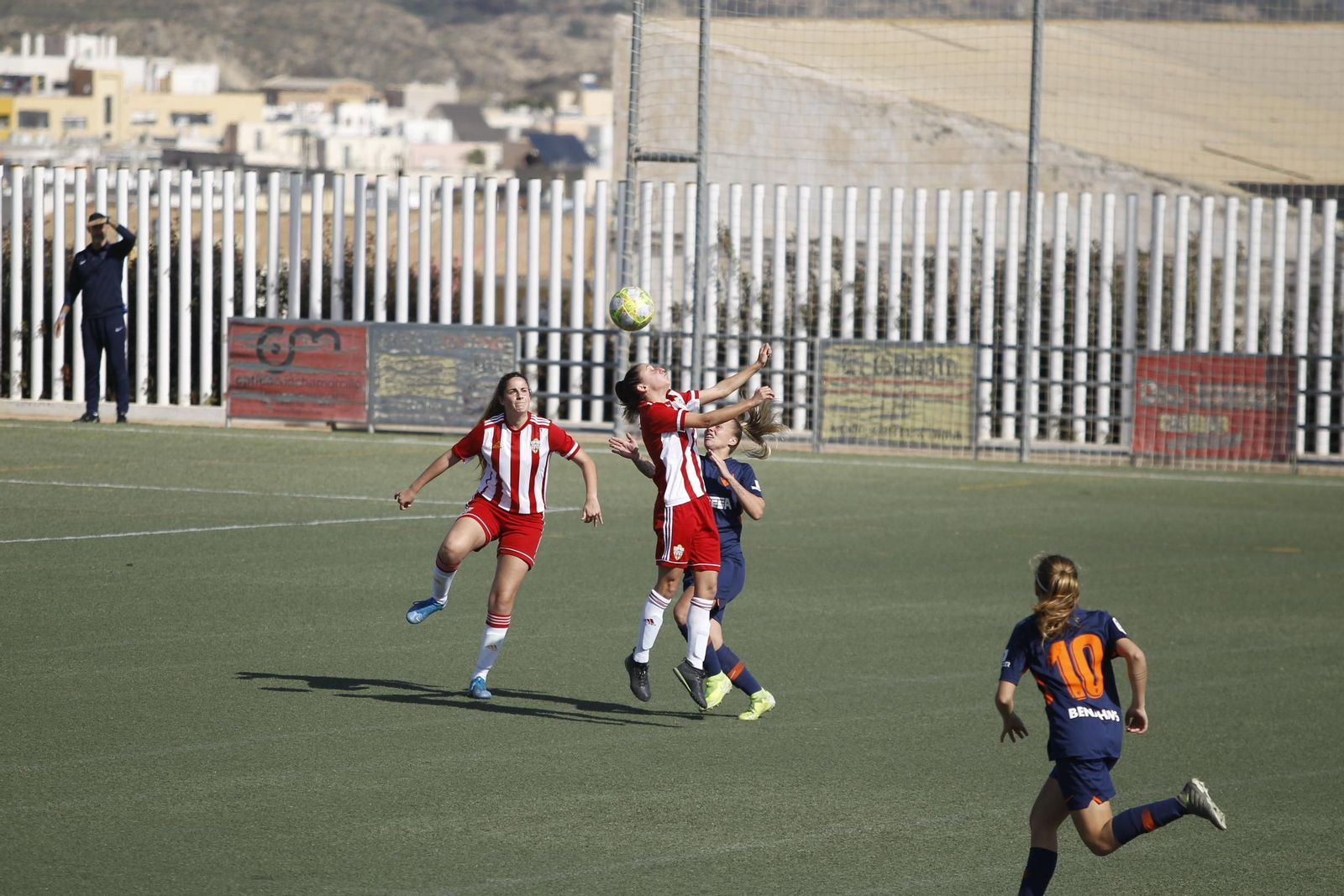 Esther Pascual (i) durante un partido en su primera temporada en el conjunto rojiblanco. Esther Pascual (i) durante un partido en su primera temporada en el conjunto rojiblanco.