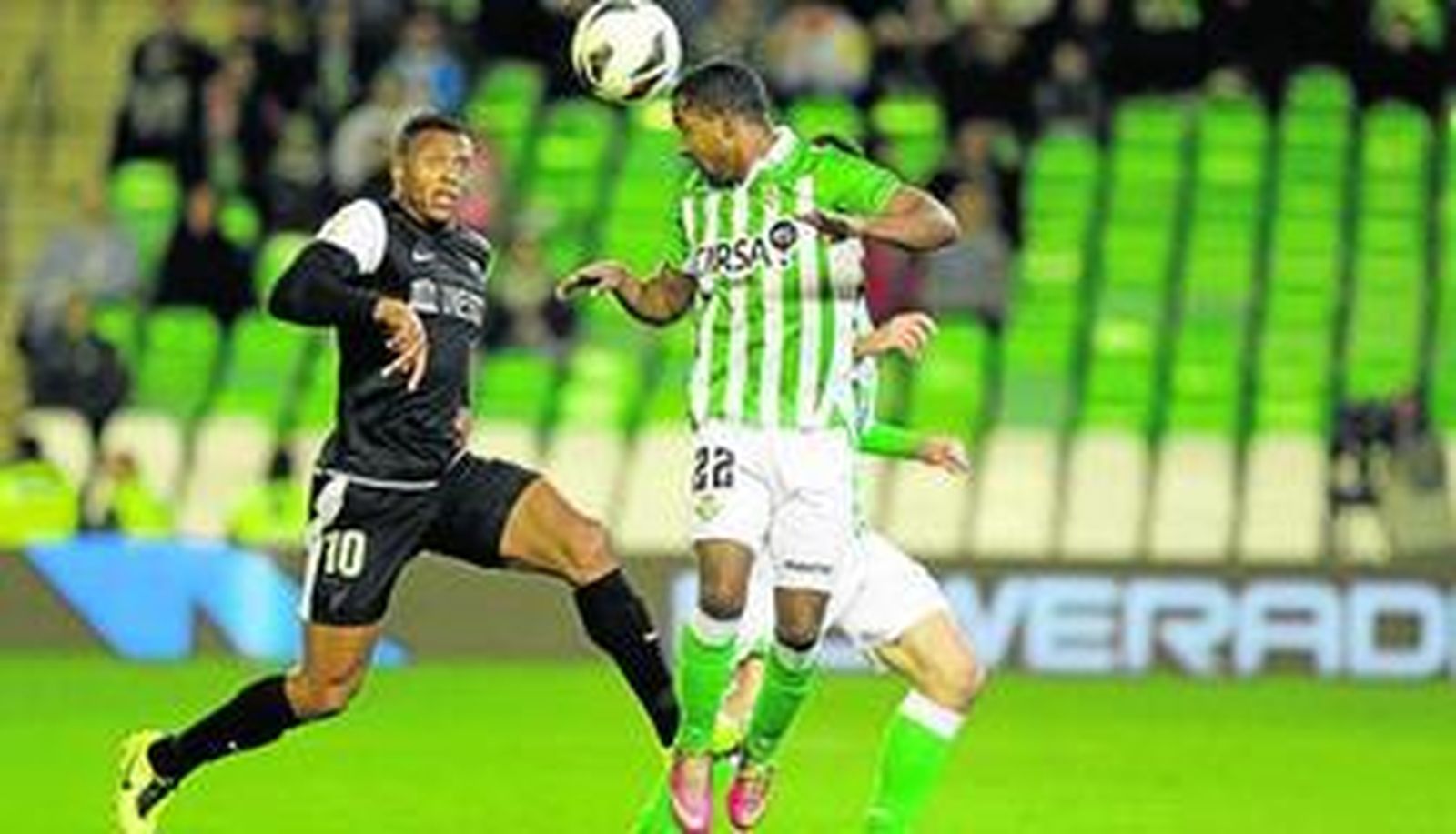 El colombiano Pabón remata de cabeza justo delante de Julio Baptista.