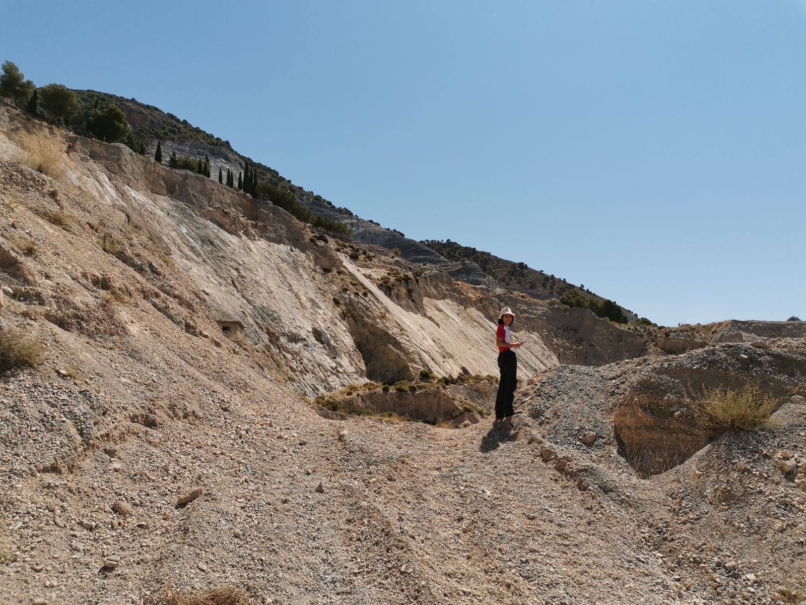 La investigadora Isabel Abad, en la falla.