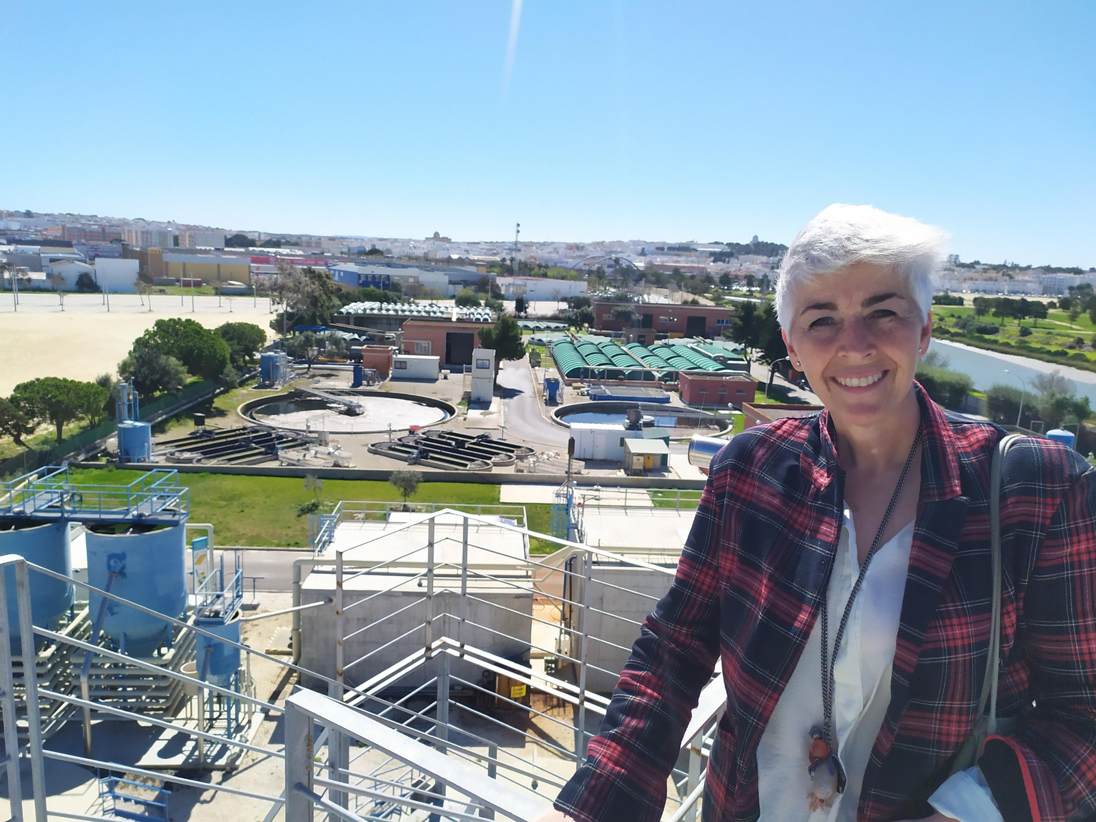Pepa Barrena, de Unión Portuense, en la visita a las instalaciones de la depuradora chiclanera.