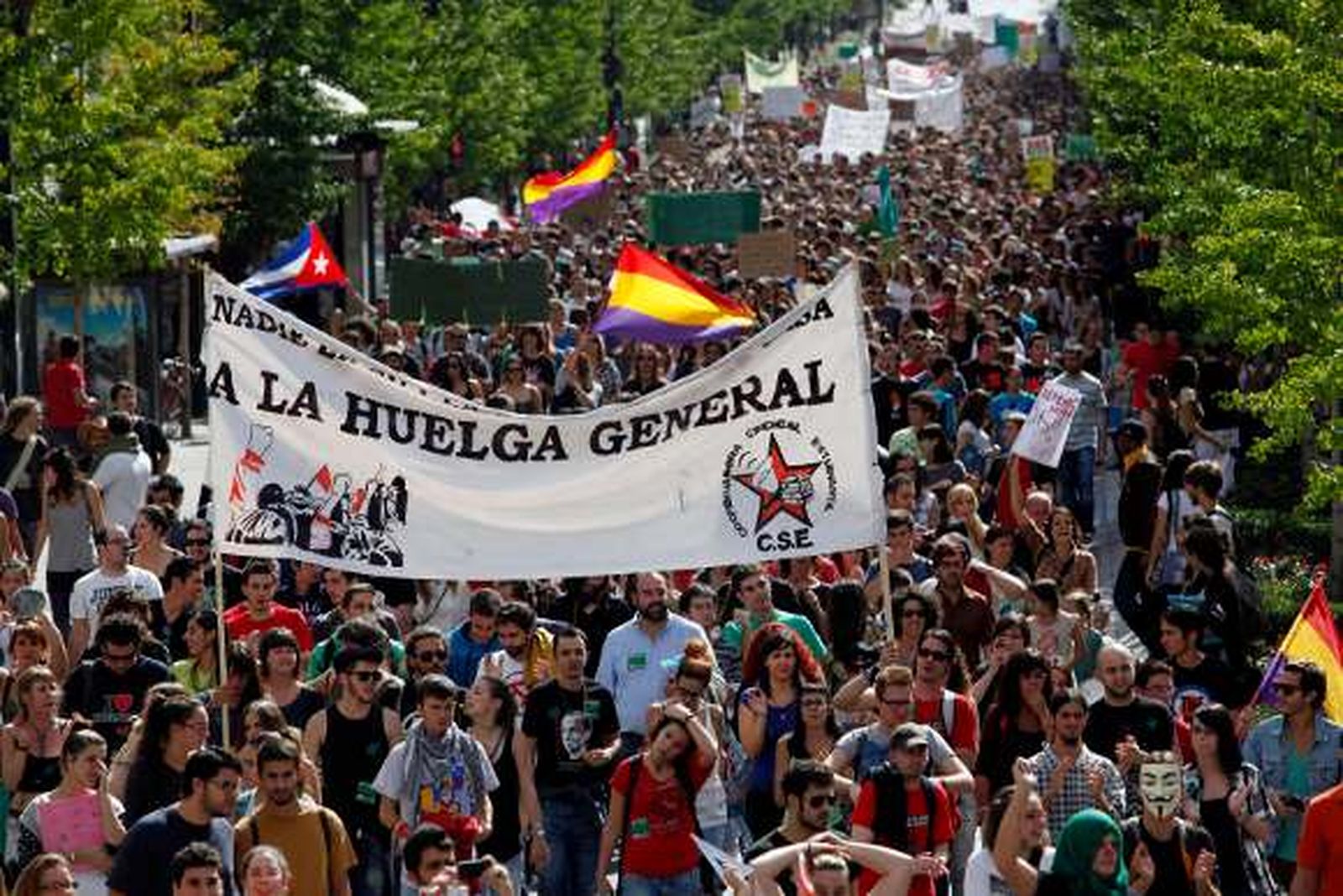 Miles de personas protestan en Andalucía contra los recortes en educación