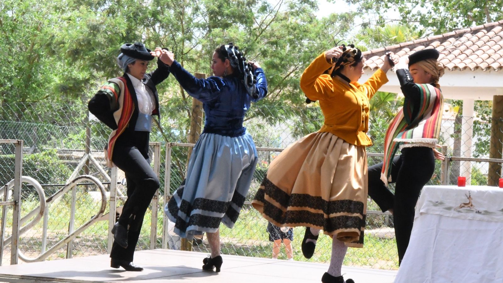 El grupo de baile de Chari Expresatti interprentando el Fandango de Punta y Tacón.
