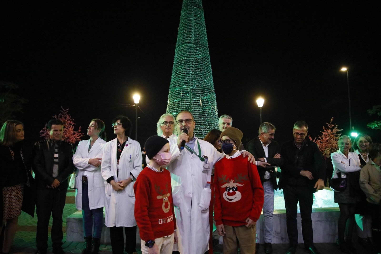 Las imágenes del encendido de la iluminación navideña en el Hospital Torrecárdenas de Almería