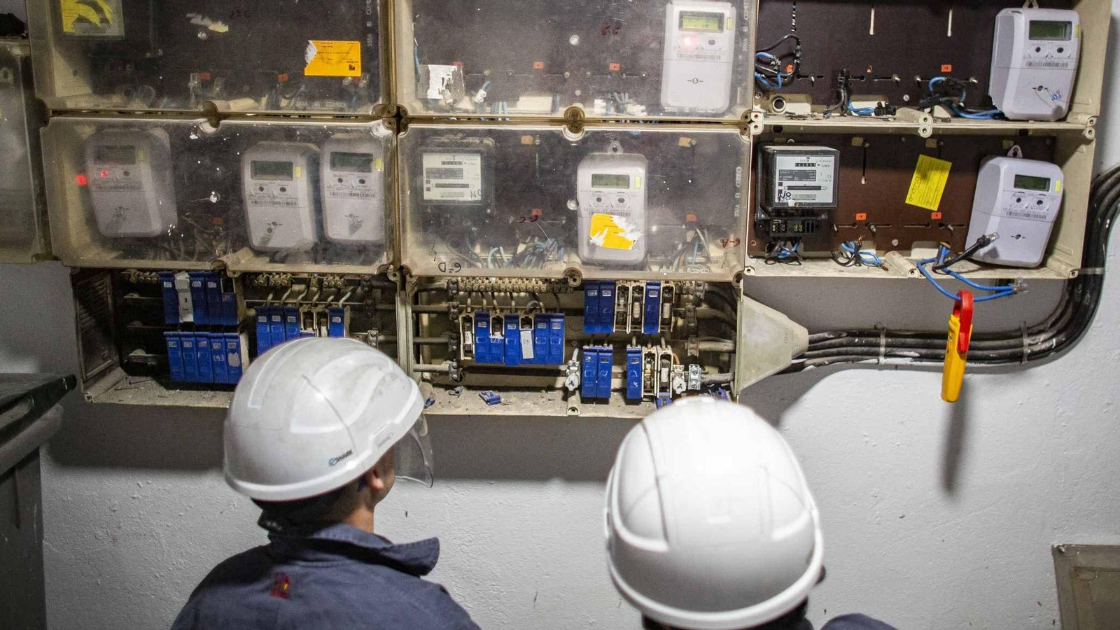 Operarios de Endesa inspeccionan un fraude eléctrico.