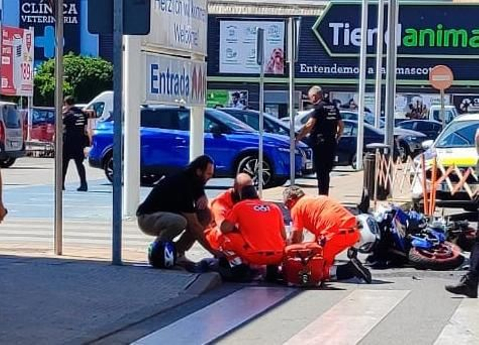 Sanitarios atendiendo a uno de los heridos en el accidente.