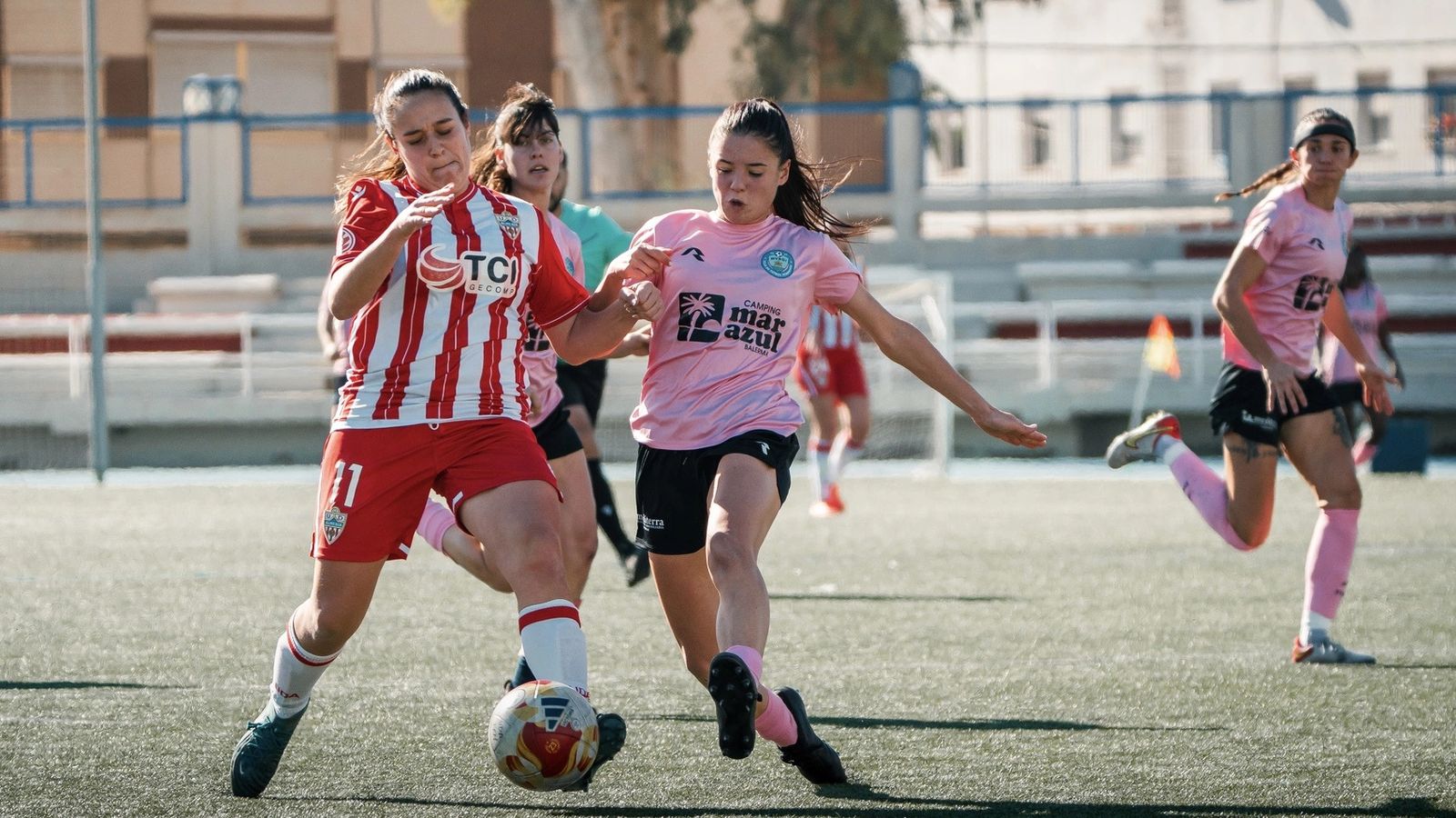 Jacqueline intenta robarle el balón a la rojiblanca Paqui Campoy en una acción del derbi.