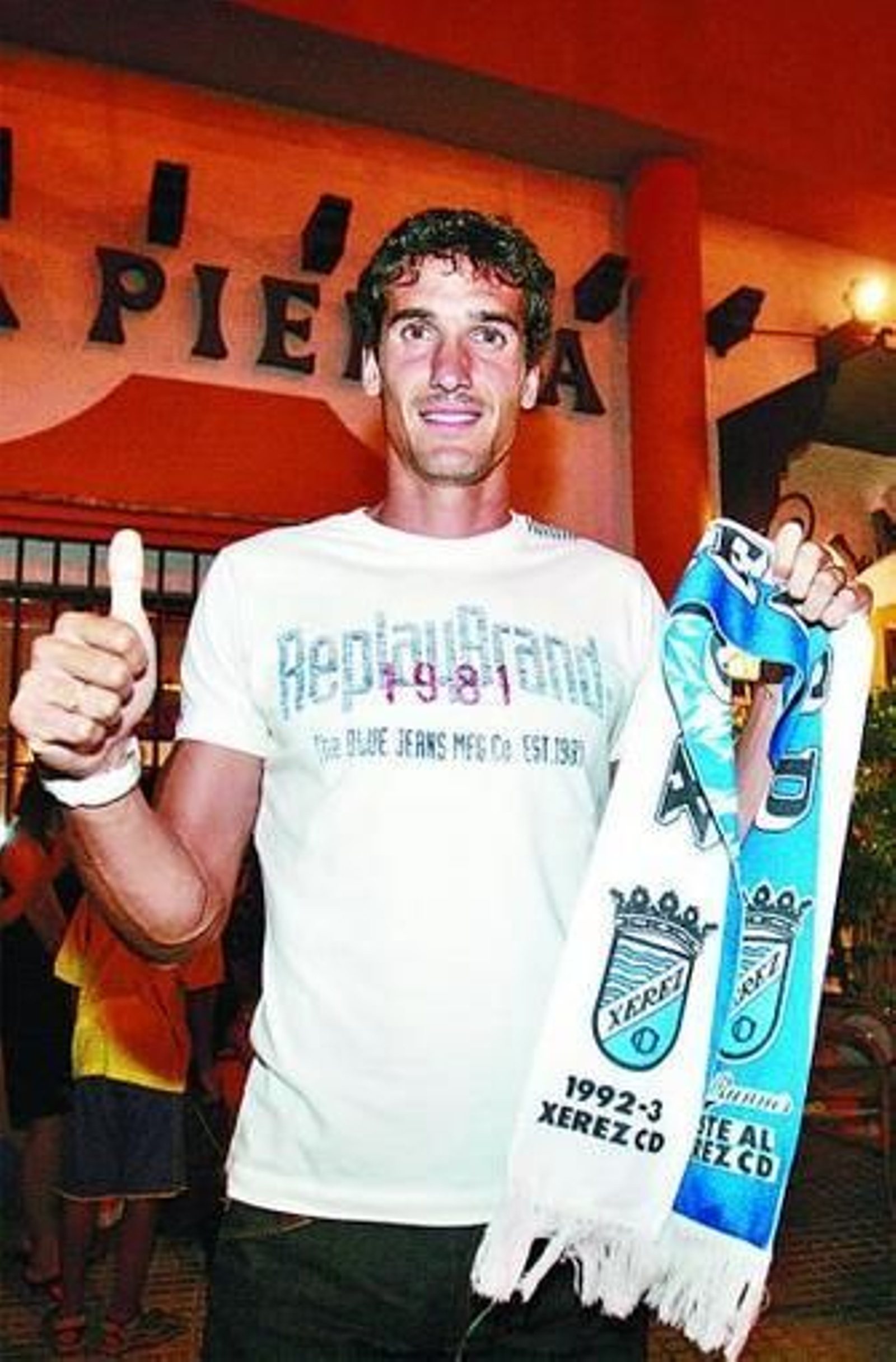 Calle posó ayer con una bufanda del Xerez en su regreso a Jerez.