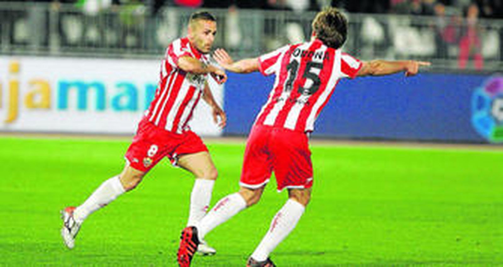 Albert Crusat, que en la imagen celebra con prisas el gol ante el Racing, se ha recuperado de su lesión en el gemelo y podrá jugar esta tarde.
