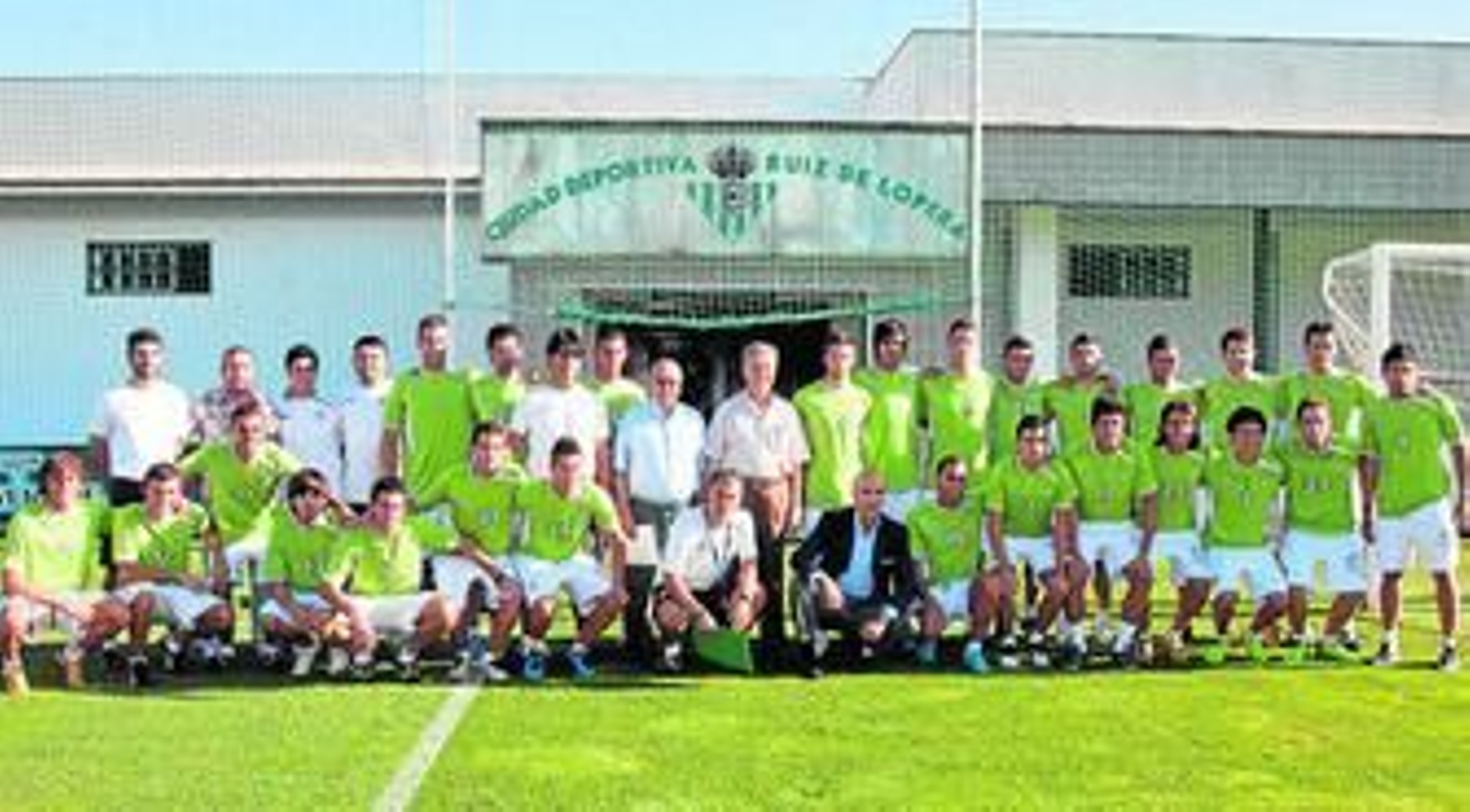 La plantilla del filial verdiblanco posa en uno de los campos de entrenamiento de la ciudad deportiva.